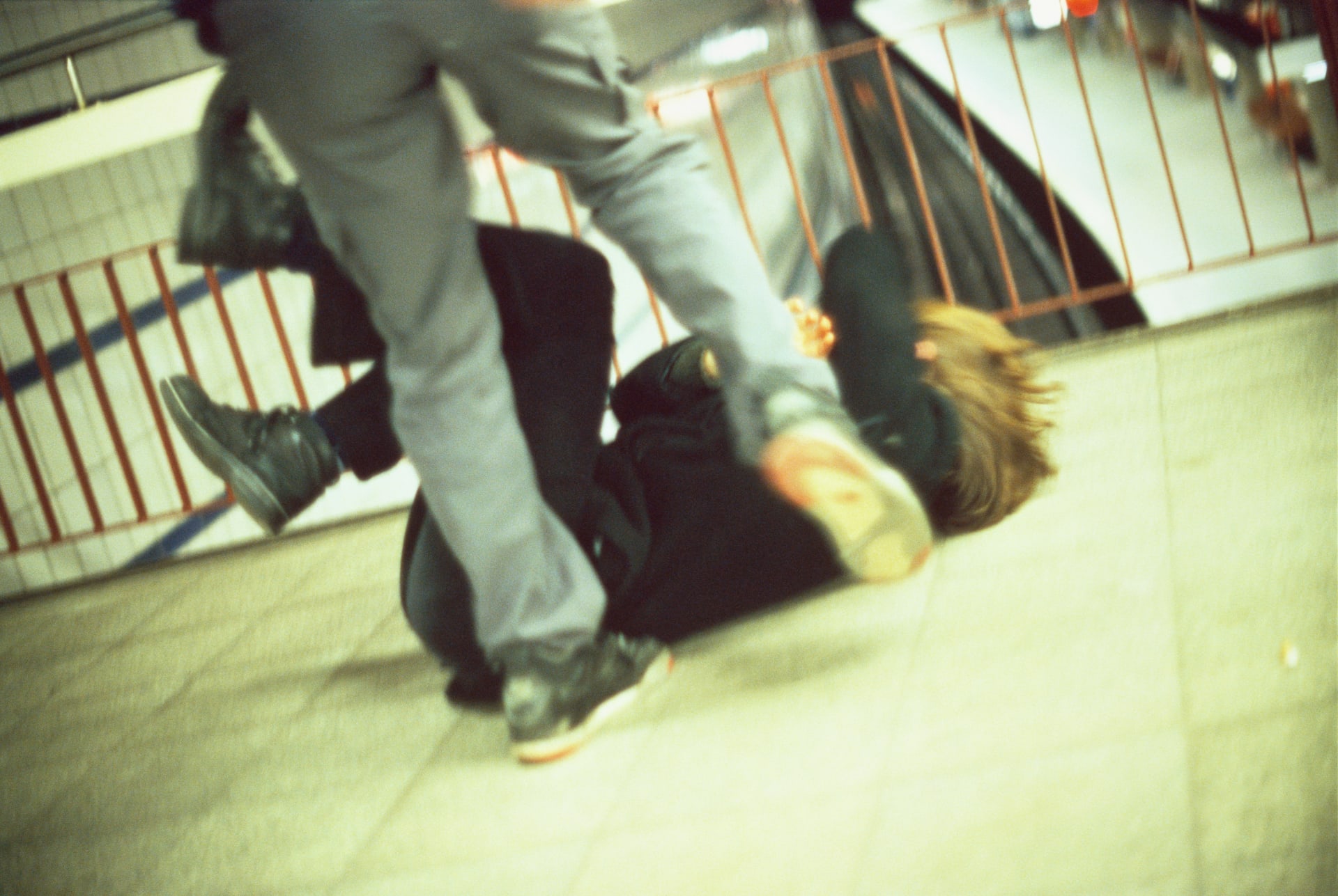 Šest lidí napadlo ve východní části Berlína sedmnáctileté děvče, které nemělo v tramvaji nasazenou roušku přes ústa a nos- (ilustrační foto)
