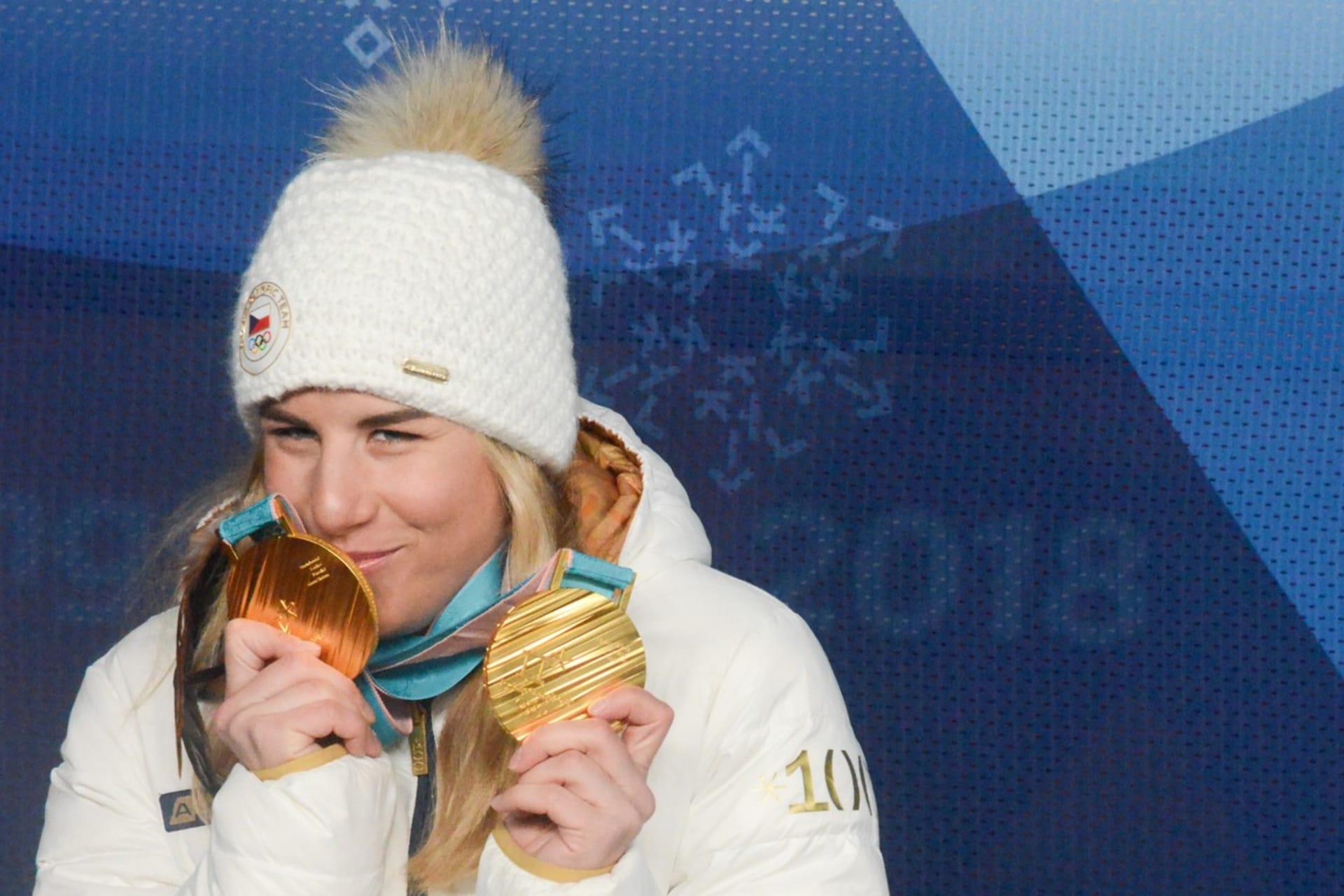 Snowboardistka a lyžařka Ester Ledecká se zlatými olympijskými medailemi