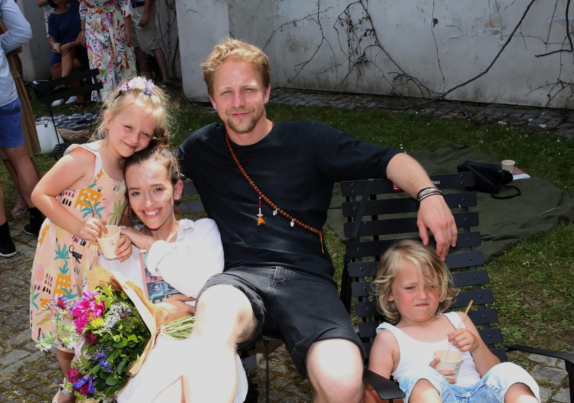 Písničkář Tomáš Klus na křtu knihy Laskavci nadačního fondu Karla Janečka se svou ženou Tamarou Klusovou a dětmi.