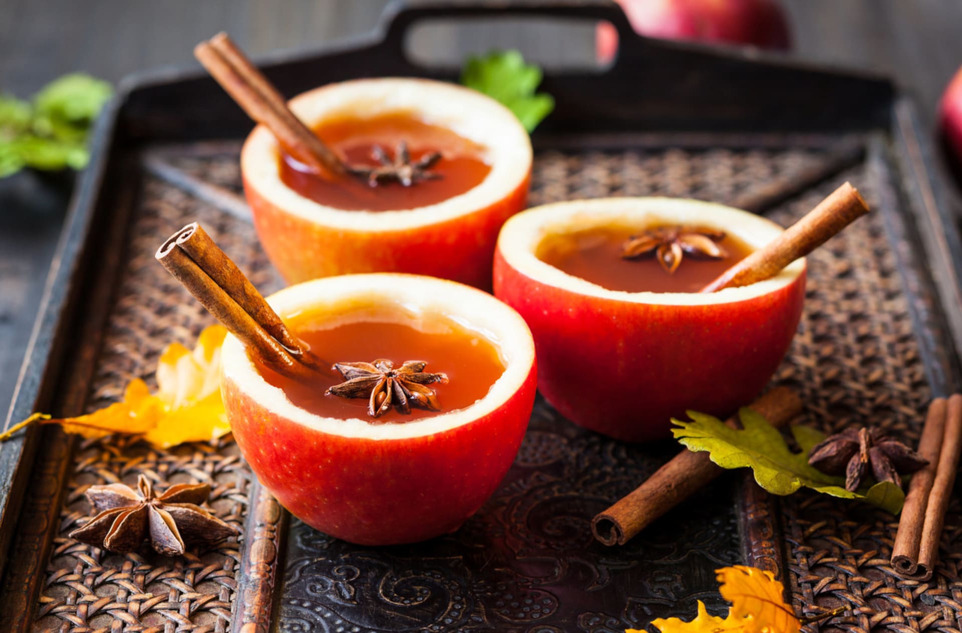 Horký cider můžete podávat v hrníčku nebo stylově, ve vydlabaných jablkách