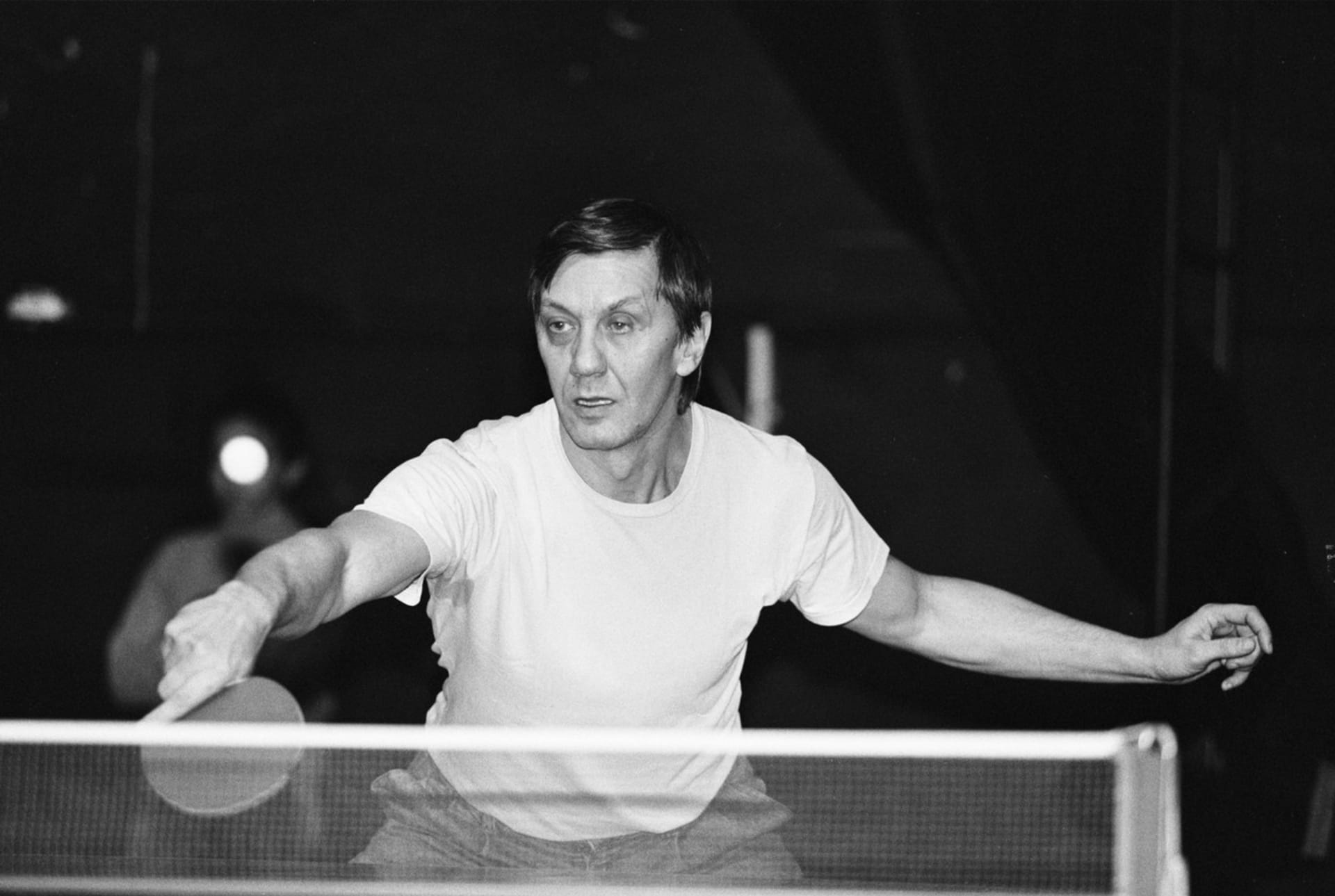 Herec Boris Rösner hraje ping-pong s herci z Divadla pod Palmovkou (1996)