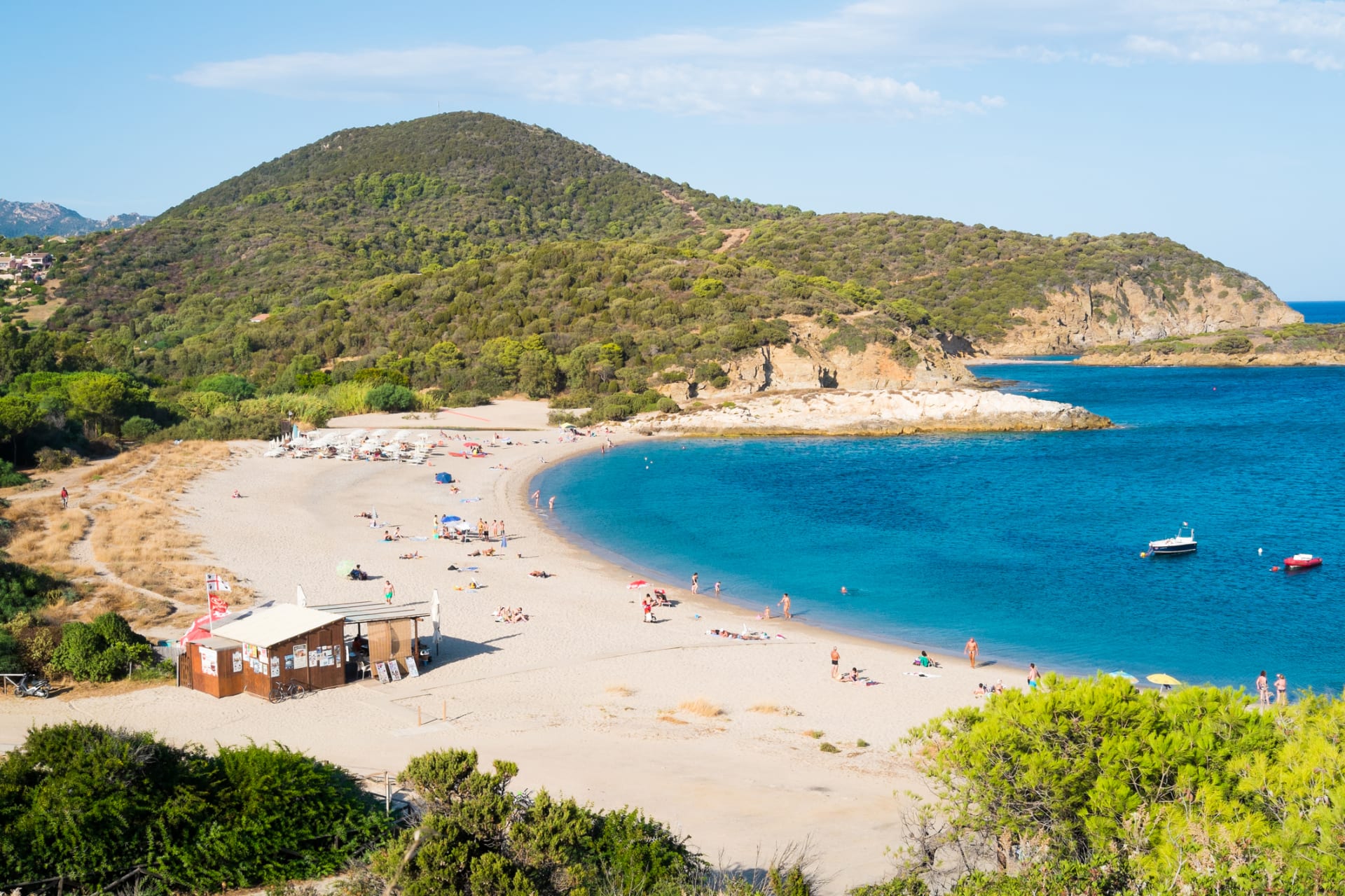 Pláž u vesničky Chia na ostrově Sardinie