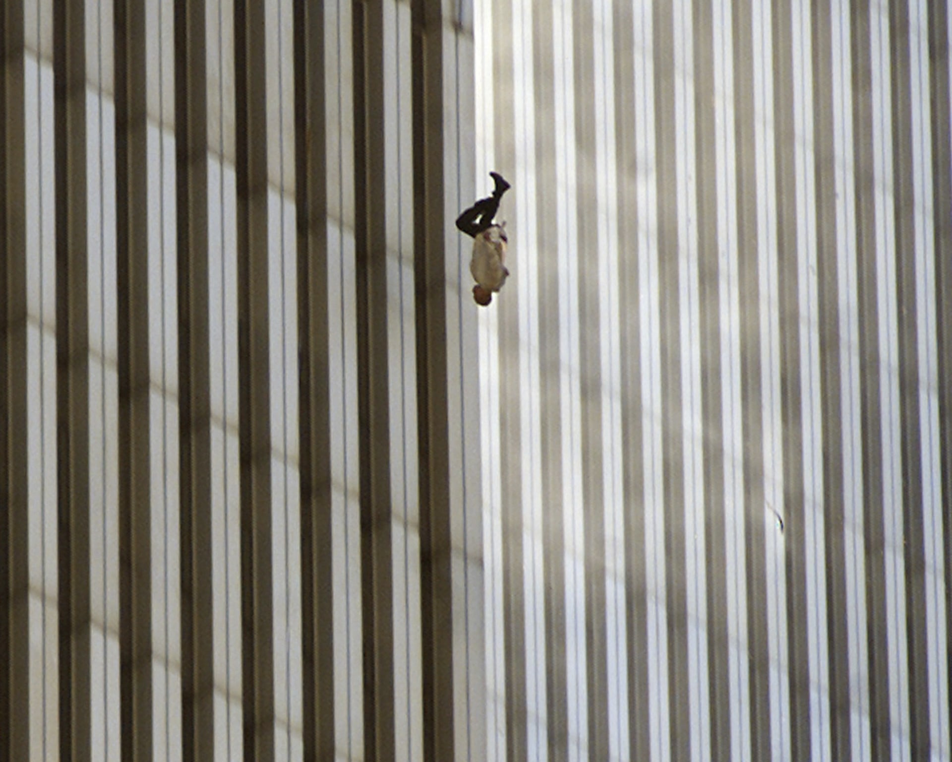 Snímek člověka, který v zoufalém pokusu uniknout plamenům požáru vyskočil z okna horních pater mrakodrapu.