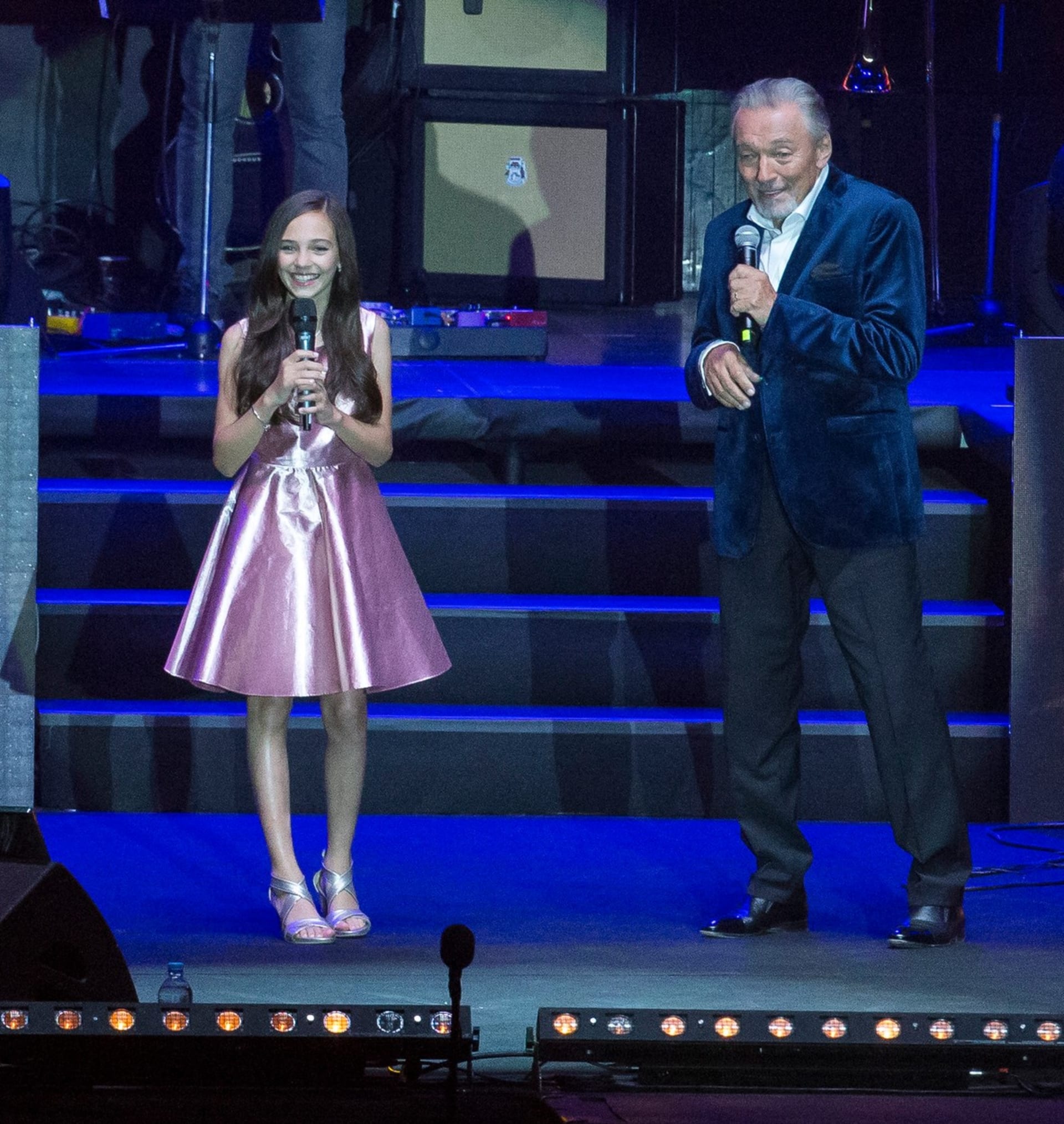 V roce 2018 si zazpívala s tatínkem na velkém koncertu v pražské 02 aréně.