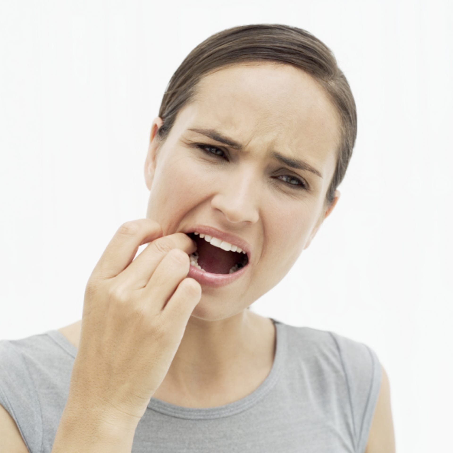 Zdravý zub vám jen tak nepraskne. Ohrožené jsou jen nějakým způsobem přetížené nebo oslabené zuby
