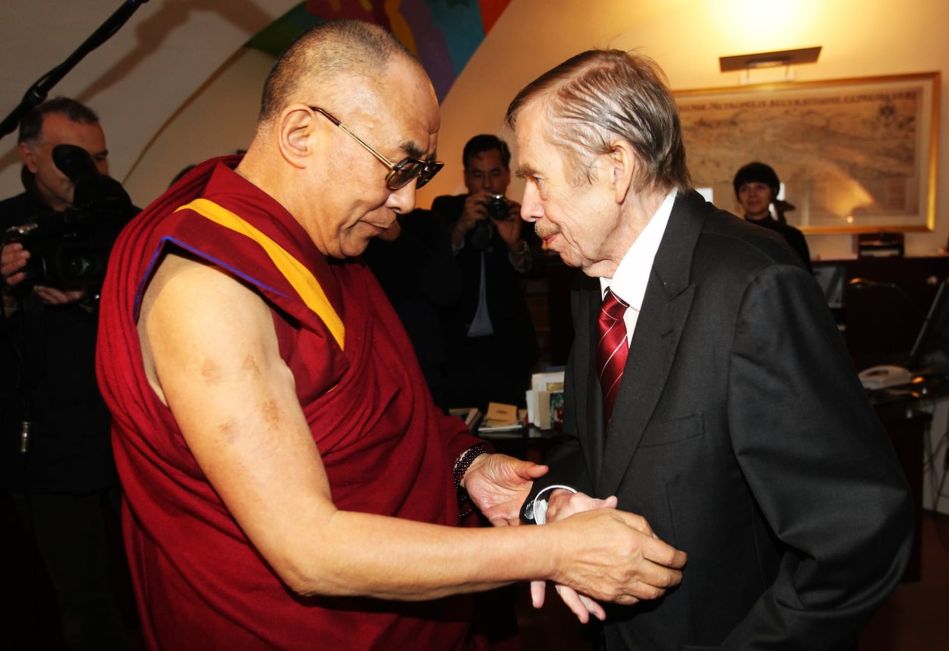 Poslední setkání Václava Havla s dalajlamou bylo velice emotivní.