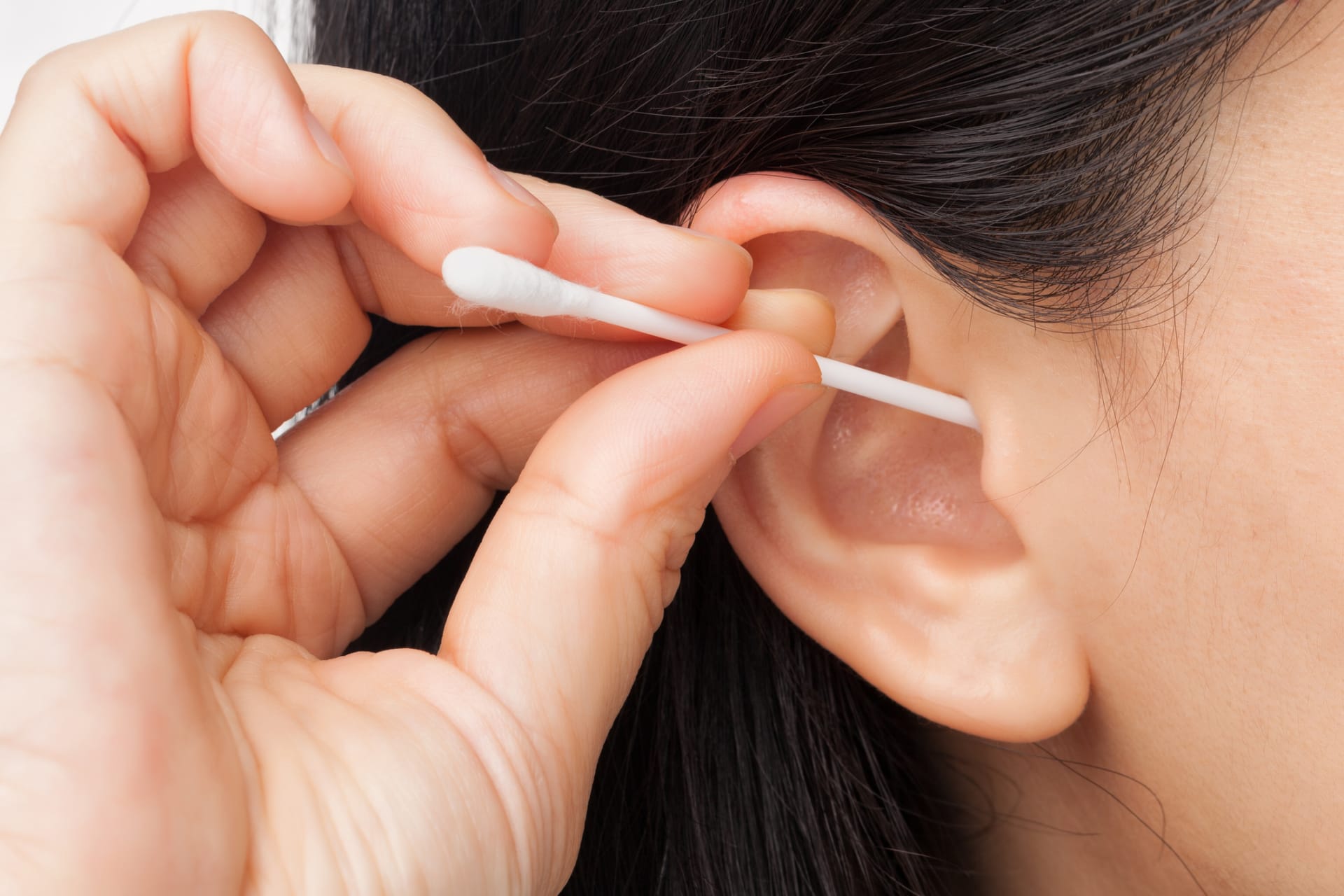 Tyčinky s vatou mají namále: Jak ale správně čistit uši?
