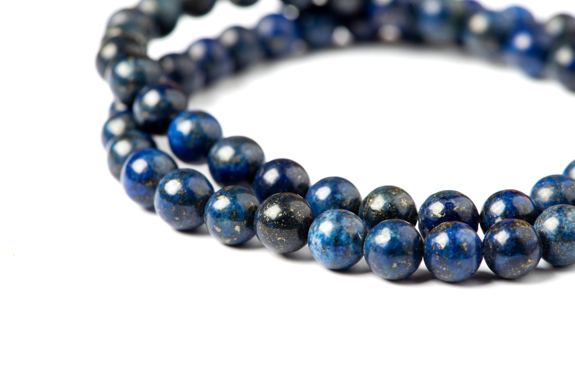Lapiz lazuli je krásný modrý kámen a hodí se například pro zrozence ve znamení Vah.
