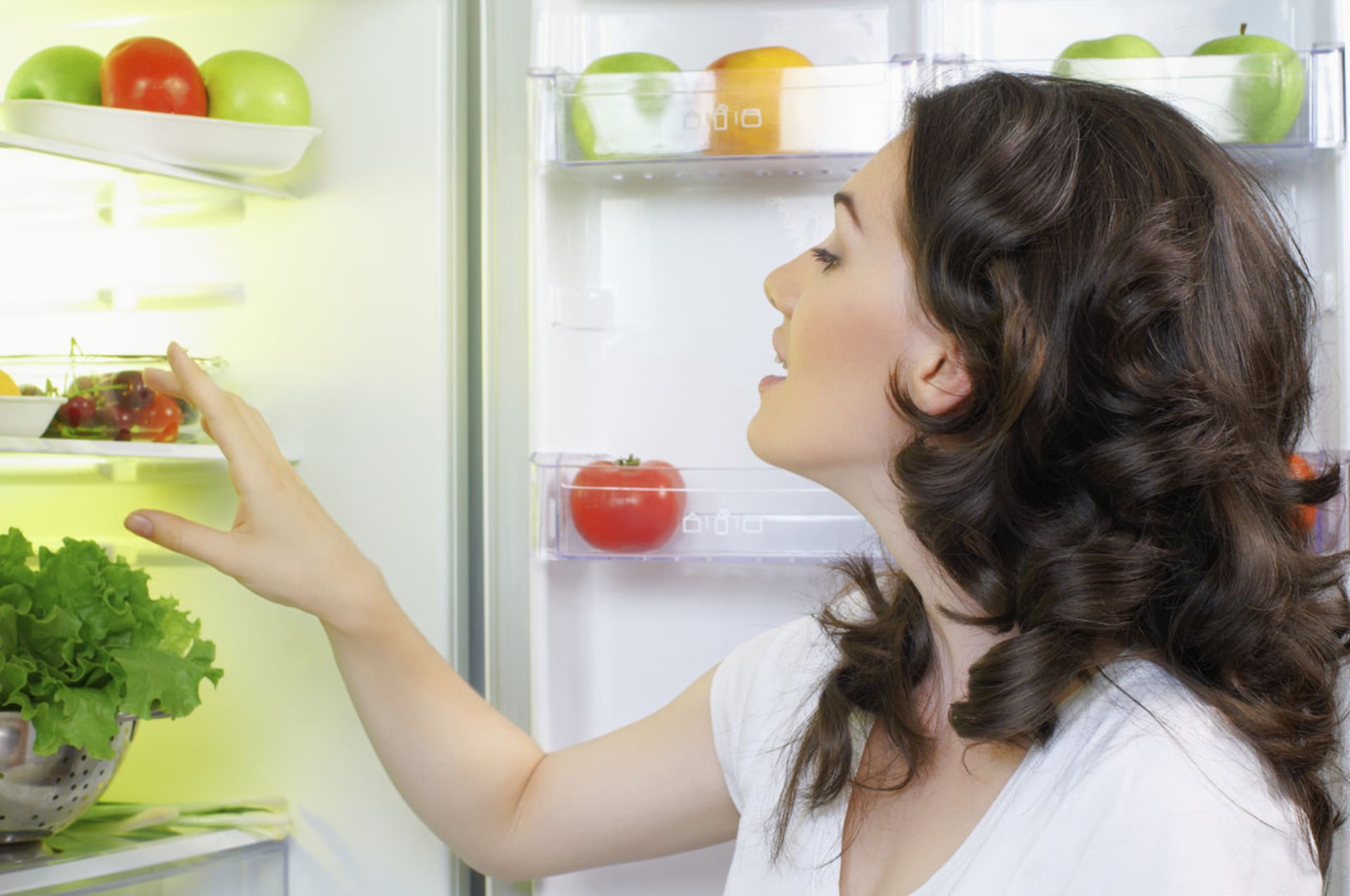 Lednici nenechávejte dlouho otevřenou a potraviny v ní skladujte efektivně
