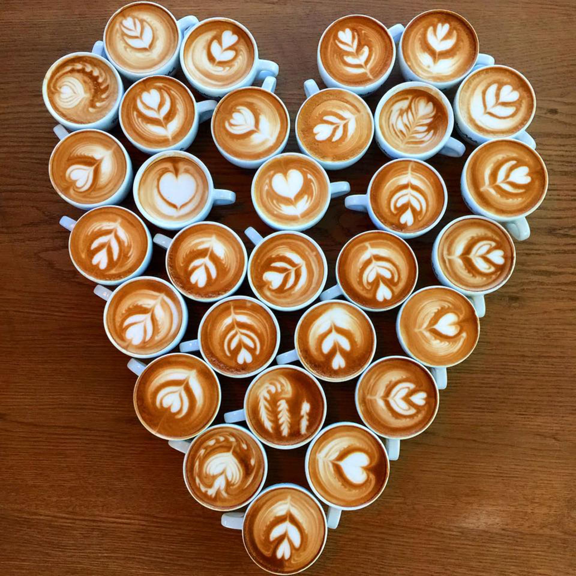 Spojte svou lásku s vášní pro kávu. V kavárnách Costa Coffee se můžete těšit na Caffe latte s bohatě napěněným mlékem posypaným skořicí nebo čokoládou se vzorem srdce a na velké linecké srdce za akční cenu 79 Kč (platí od 11. do 17. února).