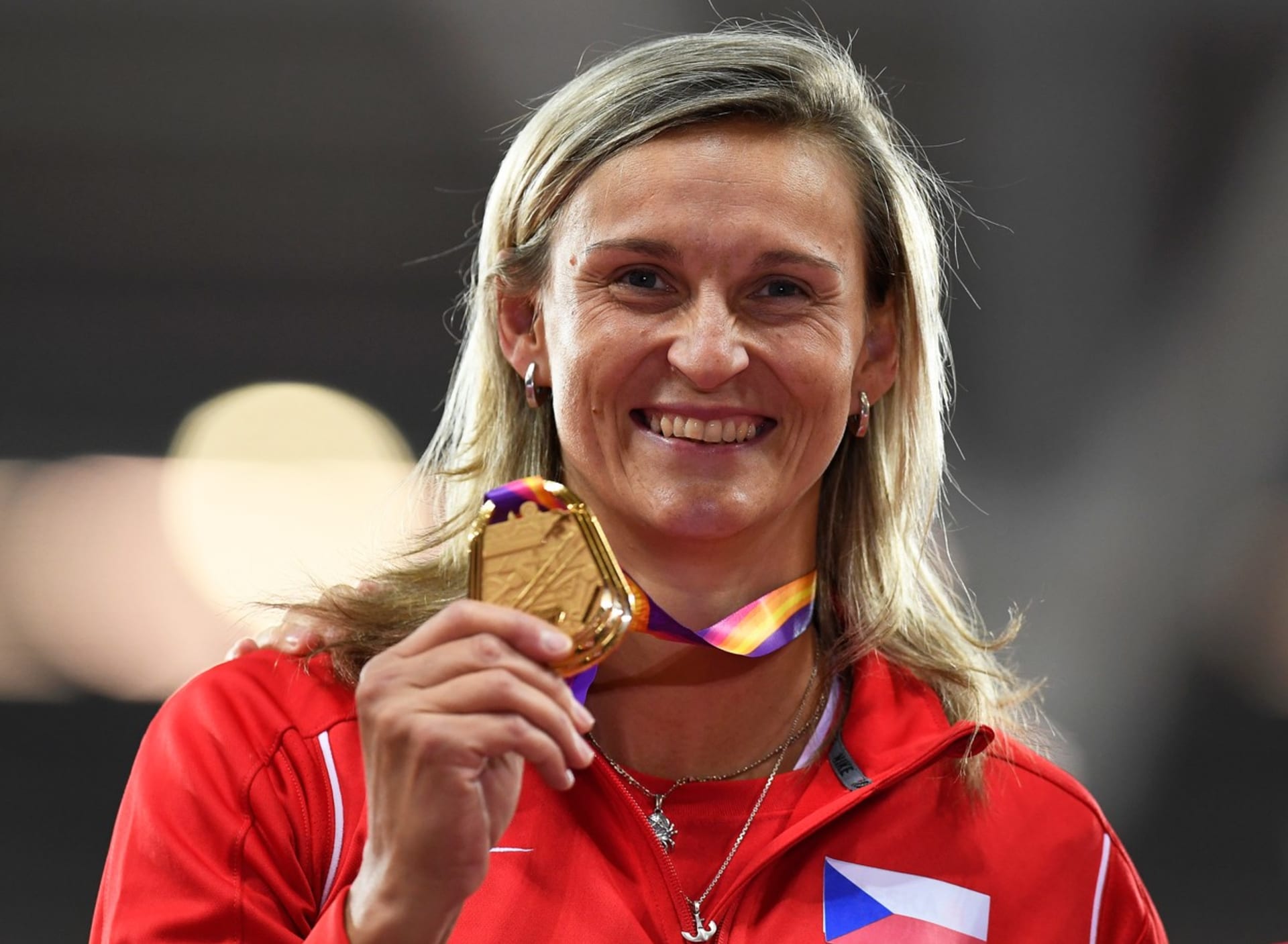 Barbora Špotáková dovezla z OH v Londýně zlatou medaili.