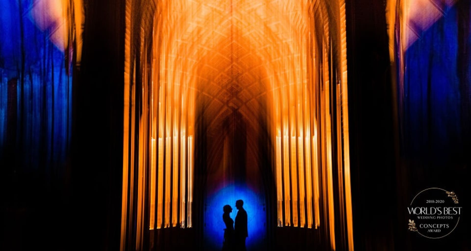Silueta svatebního páru před katedrálou.