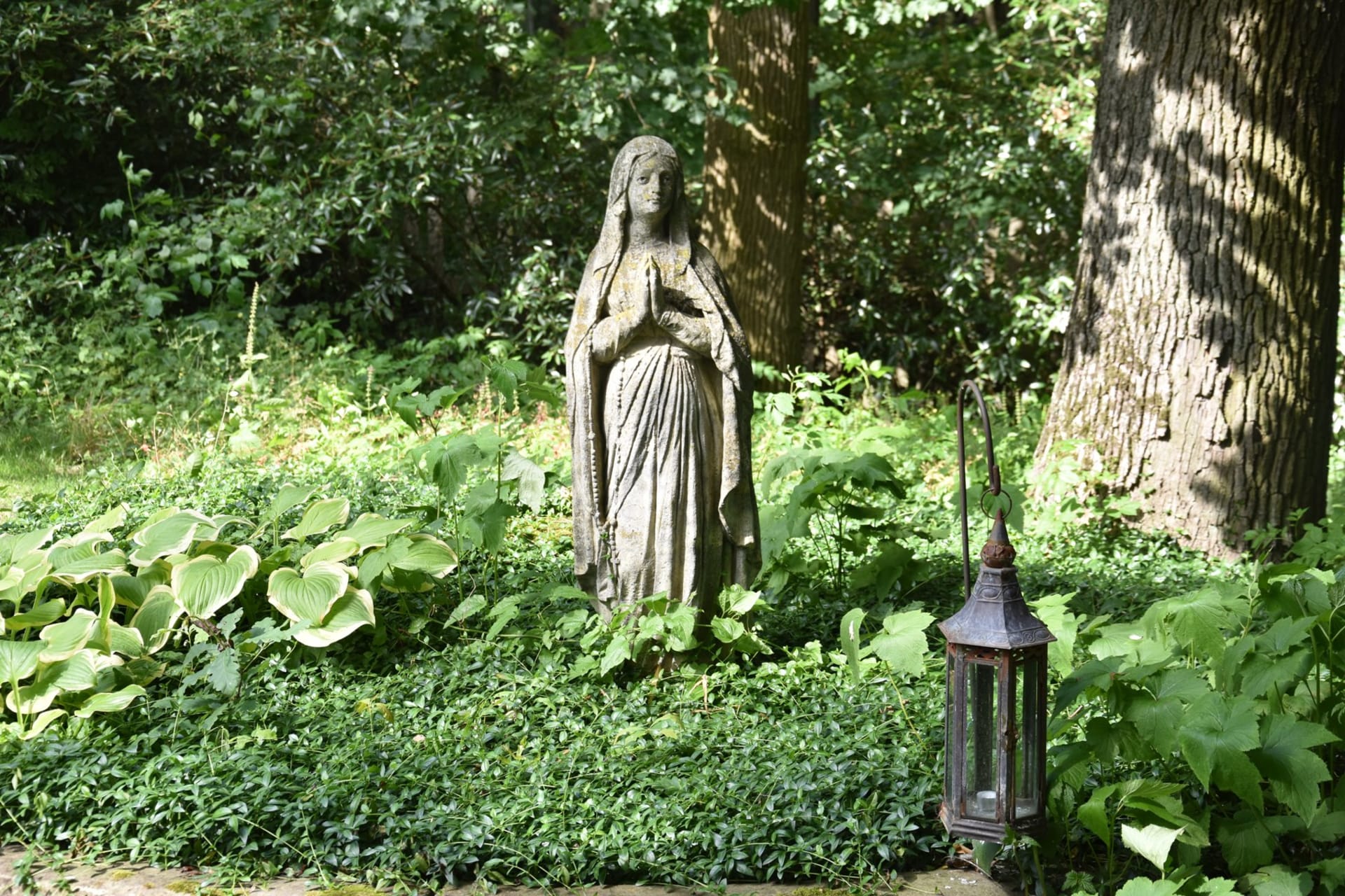 Soška Panny Marie v zámeckém parku, kterou lidé často žádají o pomoc