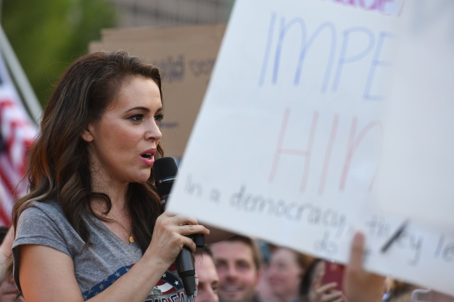 Herečka Alyssa Milano promlouvá k davu při demonstraci u Bílého domu
