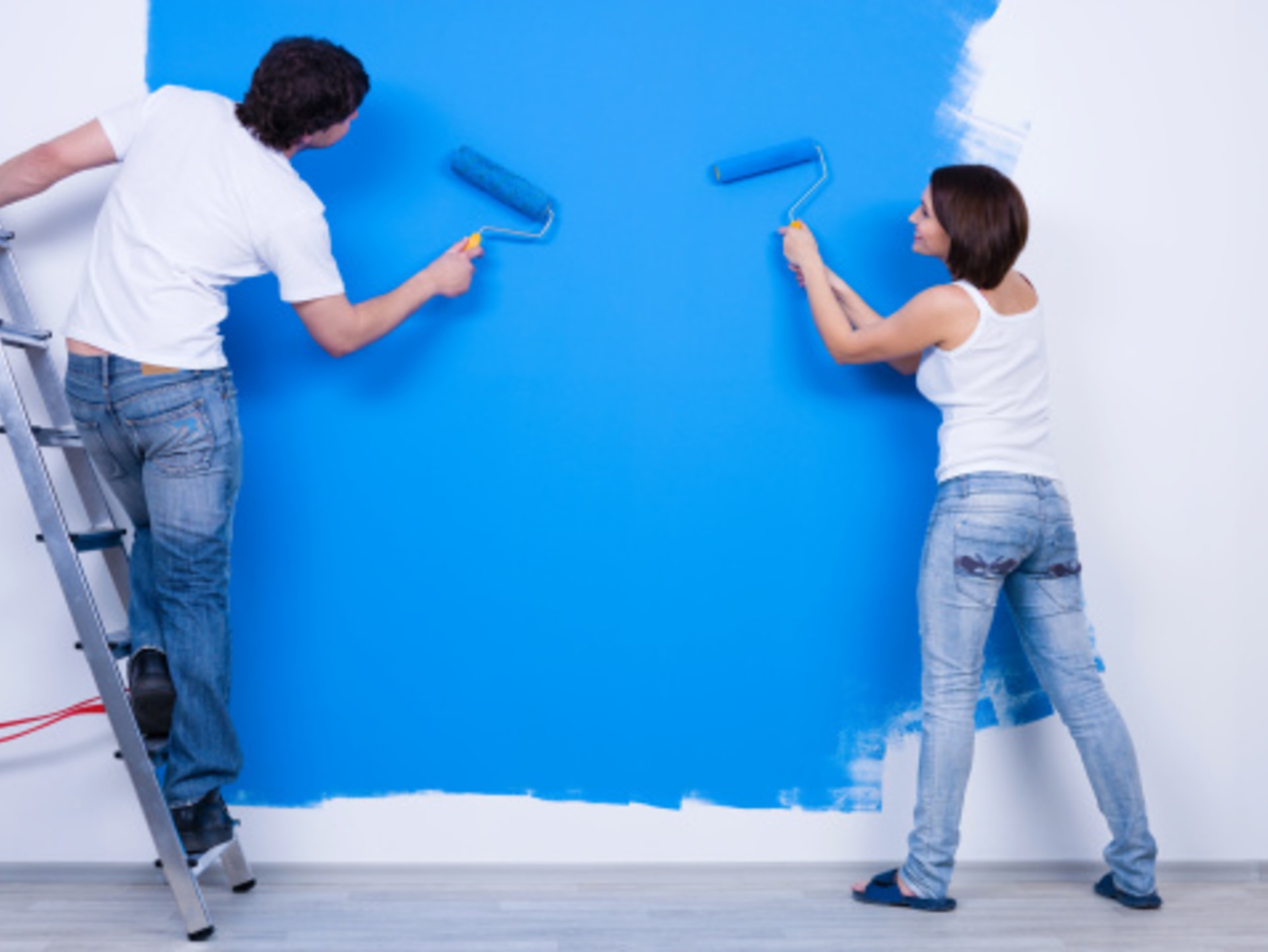 Společná práce v domácnosti a ještě k tomu modrá barva. Hned dvě věci, díky kterým budete podle vědců spokojenější