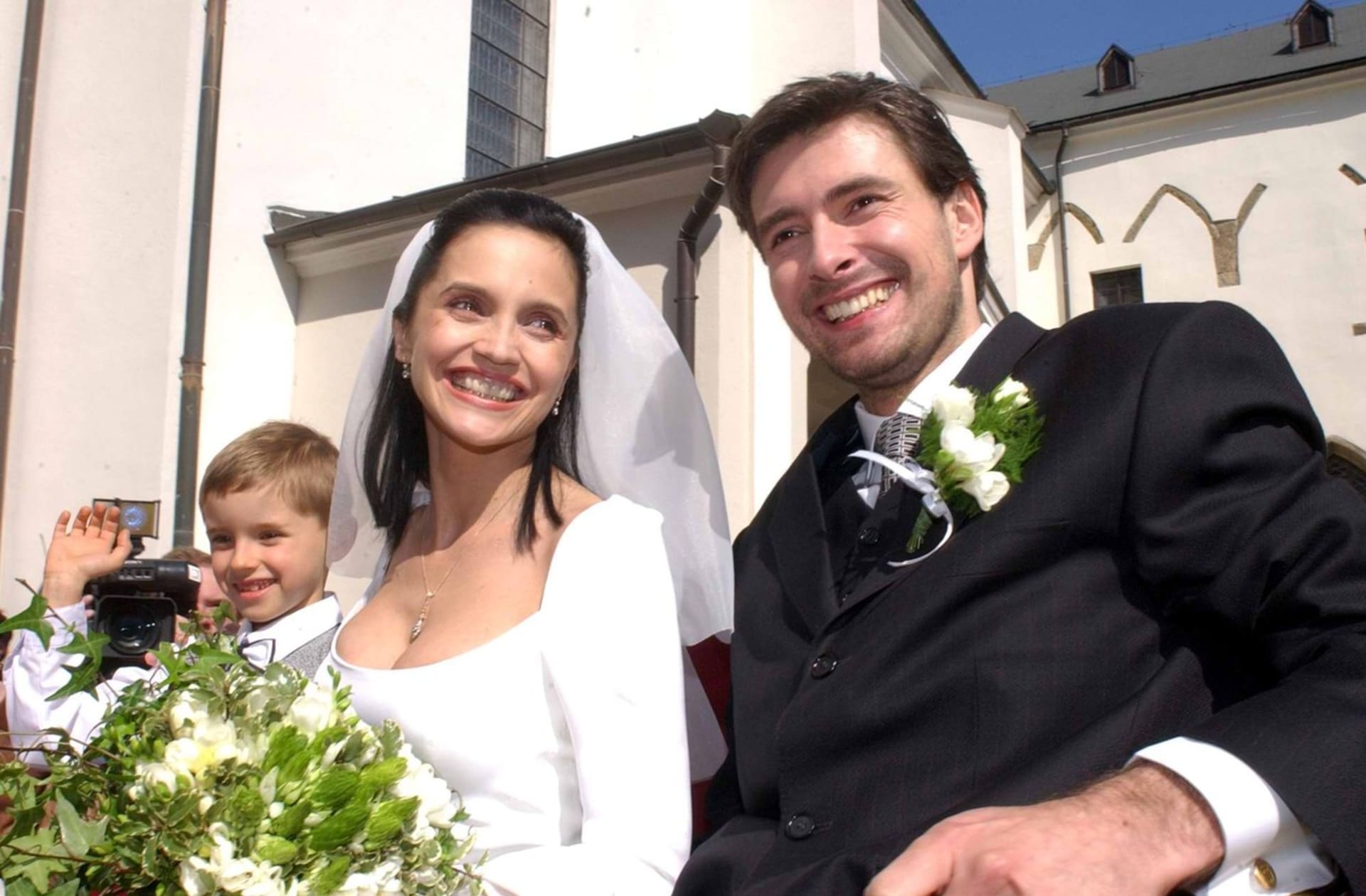 V roce 2002 se Lucie poprvé vdala. Své ano řekla pozounistovi Stanislavu Penkovi, s nímž se znala už několik let. Manželství nevydrželo ani jeden rok.