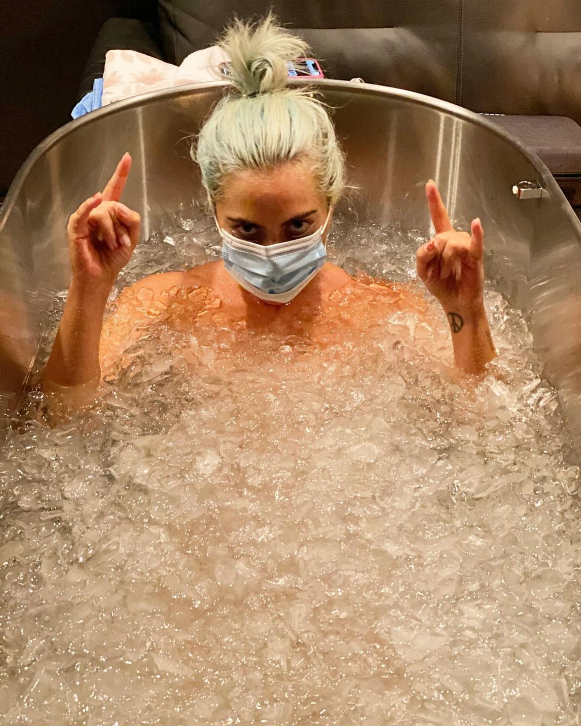 Lady Gaga praktikuje po každém koncertě koupel ve vaně s ledem, kterou střídá s horkou lázní. Pomáhá jí to prý v regeneraci.