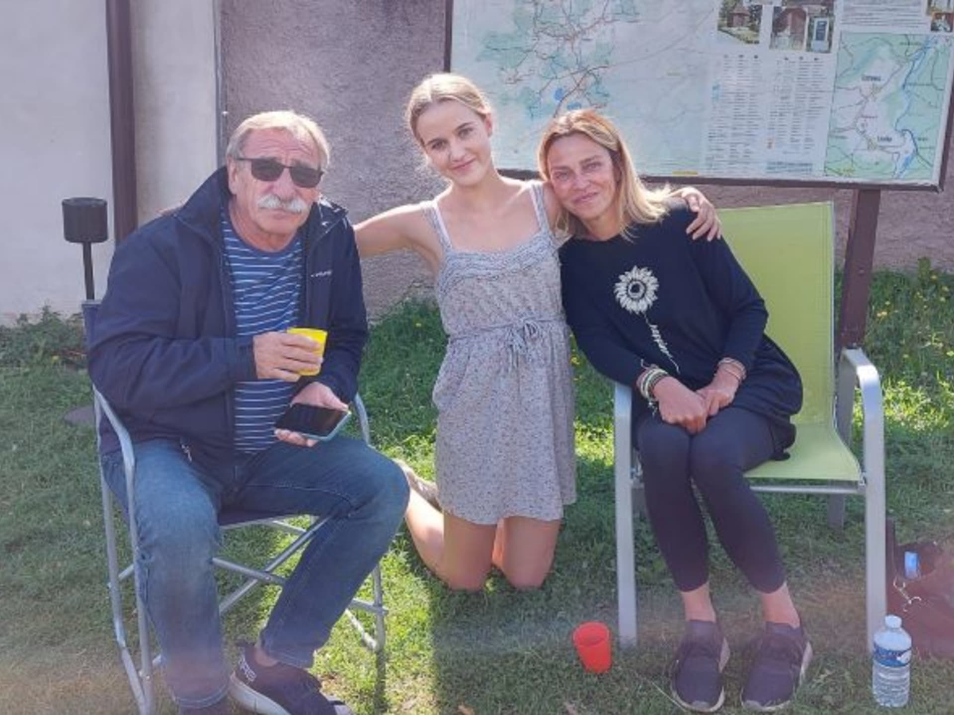 Lucie Zedníčková s dcerou Amelií, která je rovněž herečkou a otčímem Pavle Zedníčkem. Dcera si s ním zahrála v seriálu Hvězdy nad hlavou.