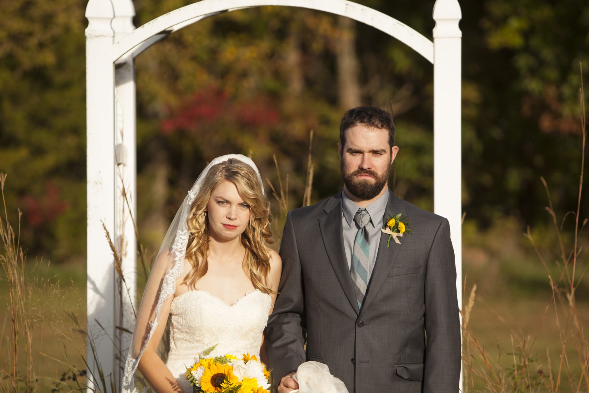 Prázdné pohledy na svatebních fotografiích nevěstí nic dobrého