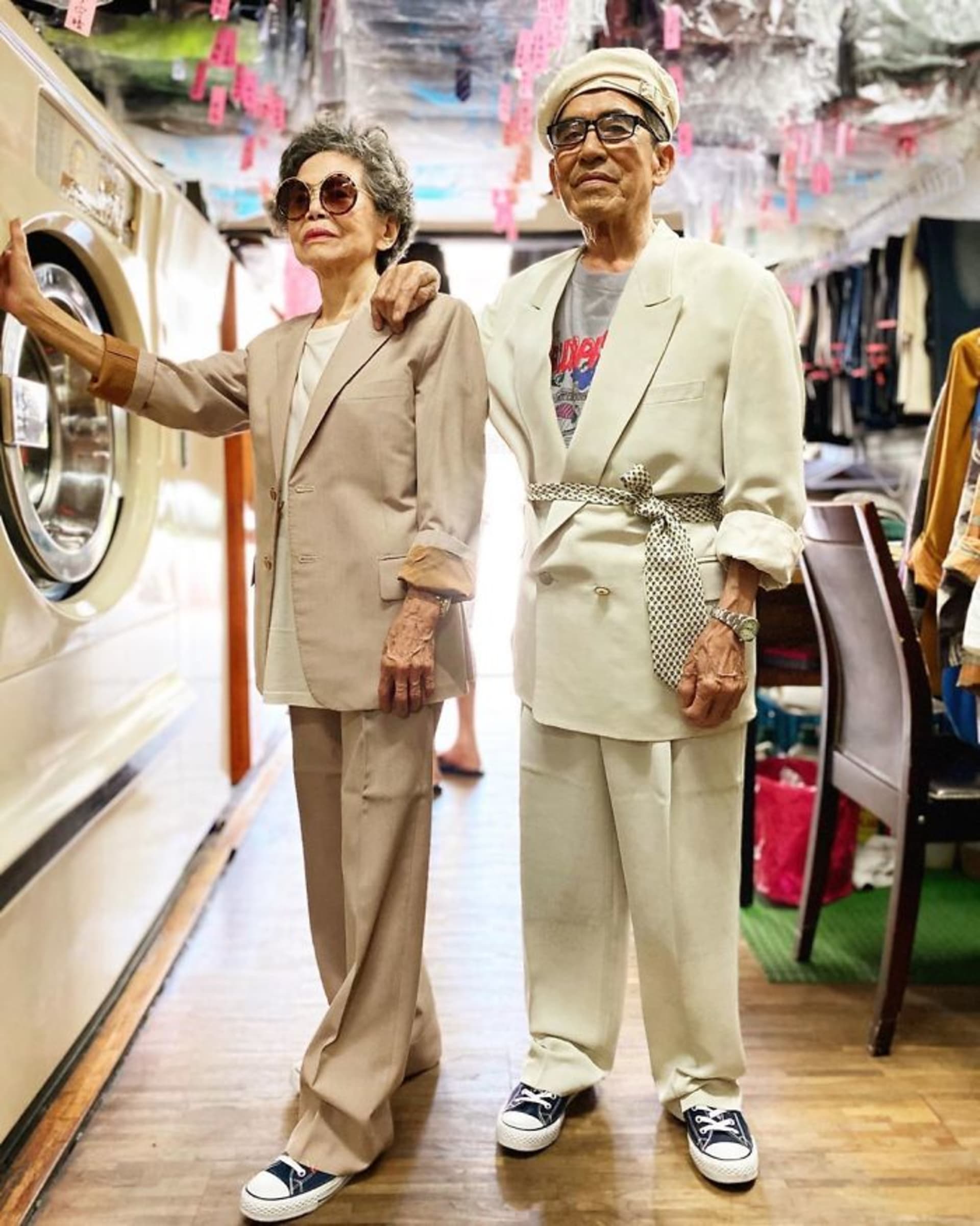 Postarší pár z Asie tvoří outfity z oblečení, které si lidé nevyzvedli z jejich prádelny