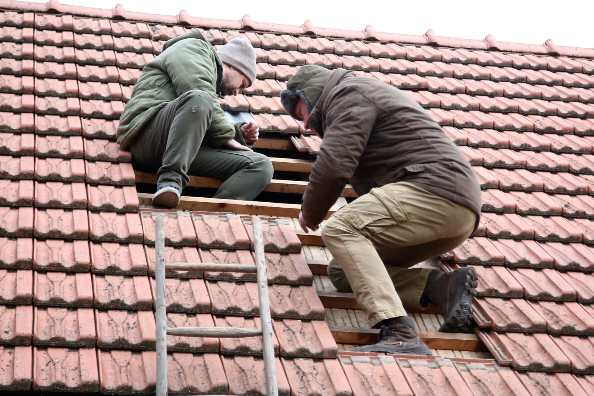 Tom a Jakub opravují střechu