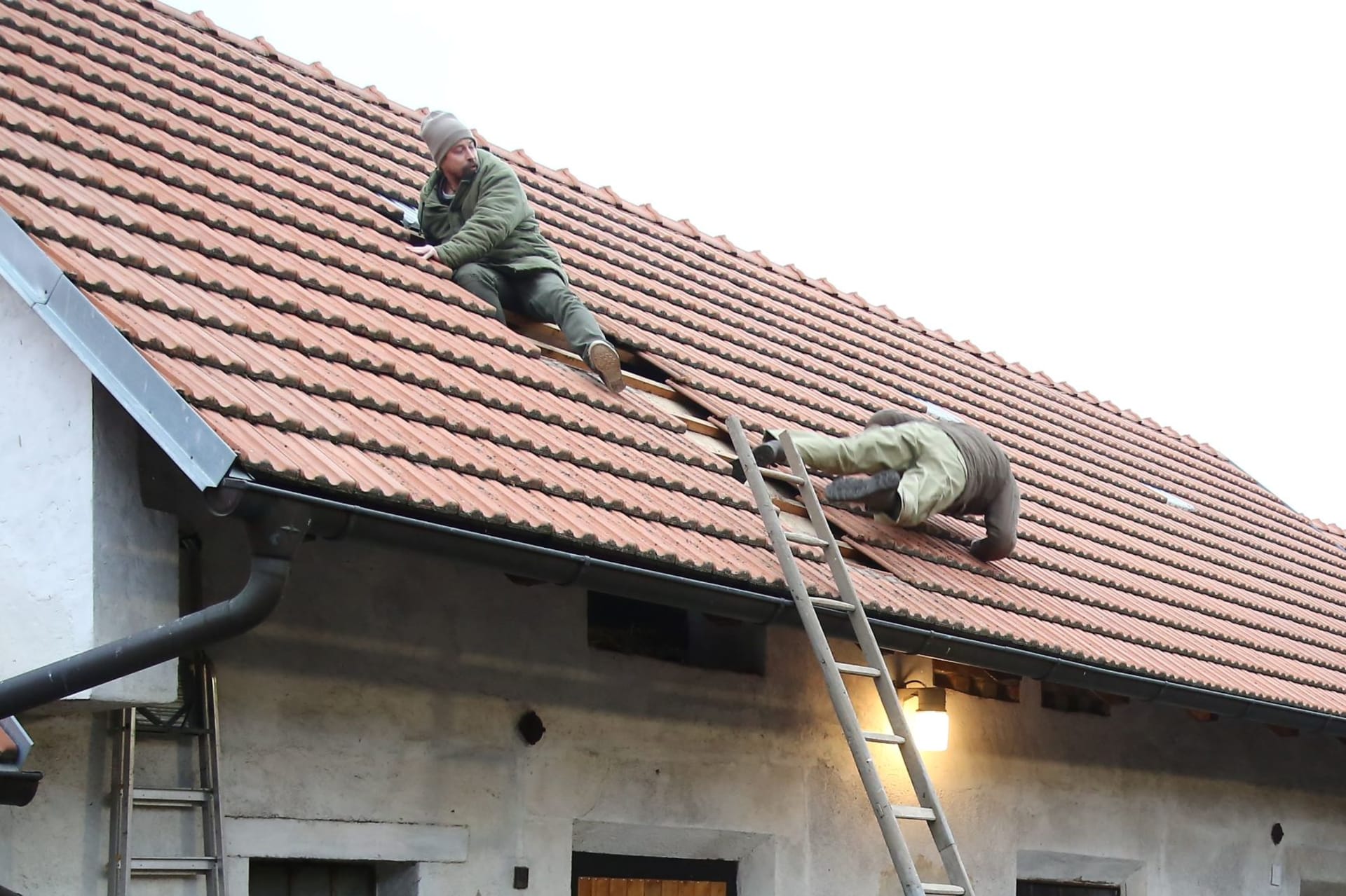 Pád ze střechy