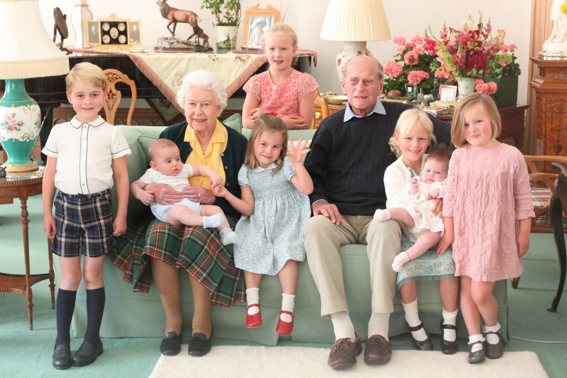 Na uctění památky prince Philipa královský palác zveřejnil snímek královského páru s pravnoučaty.