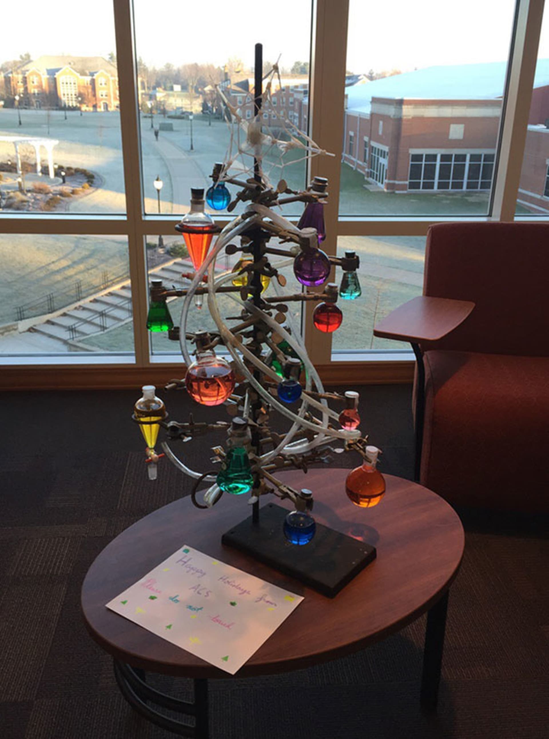 Vánoční stromek z chemické laboratoře