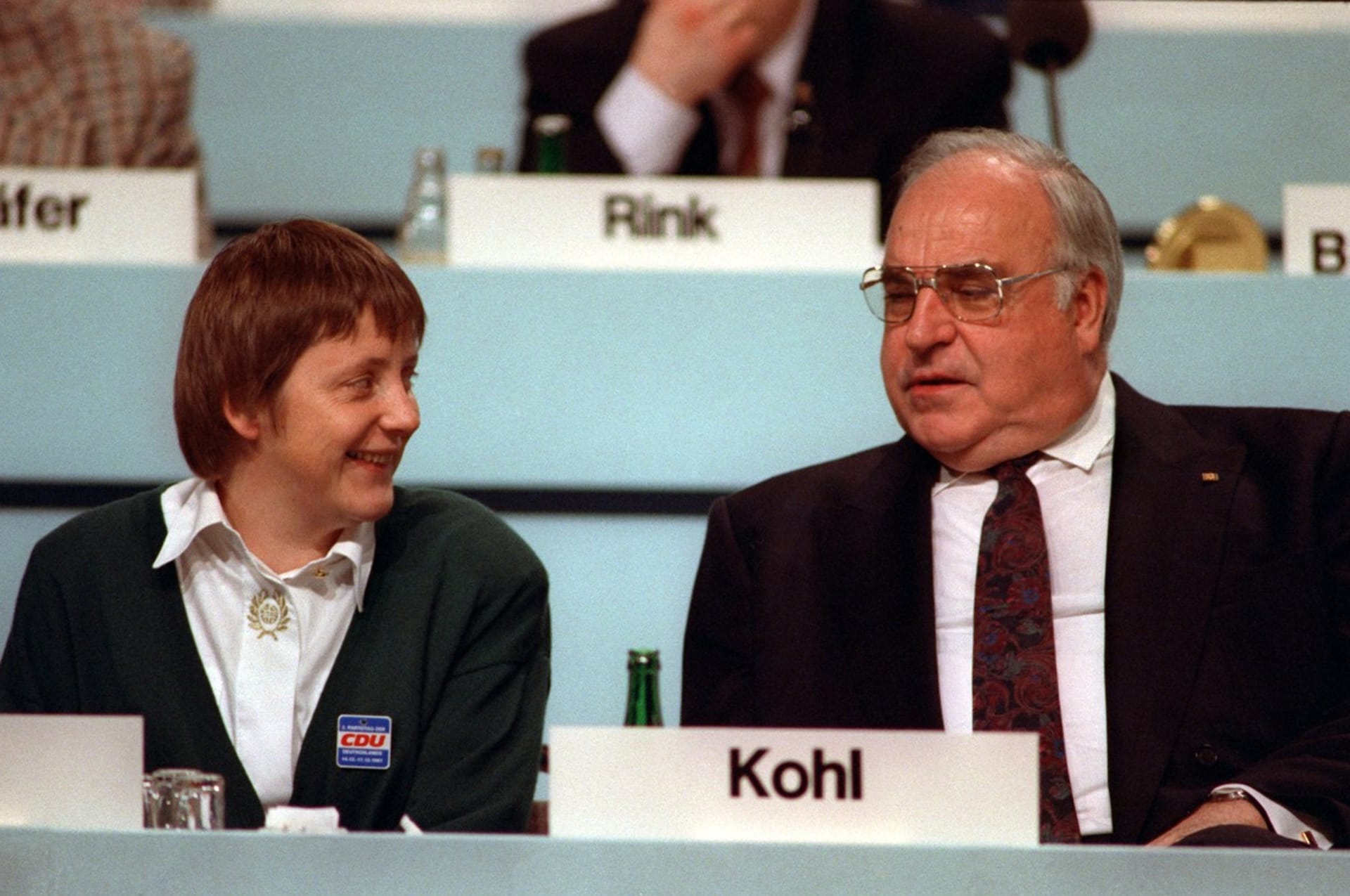 Angela Merkelová v roce 2001 se svým vzorem a učitelem Helmutem Kohlem.