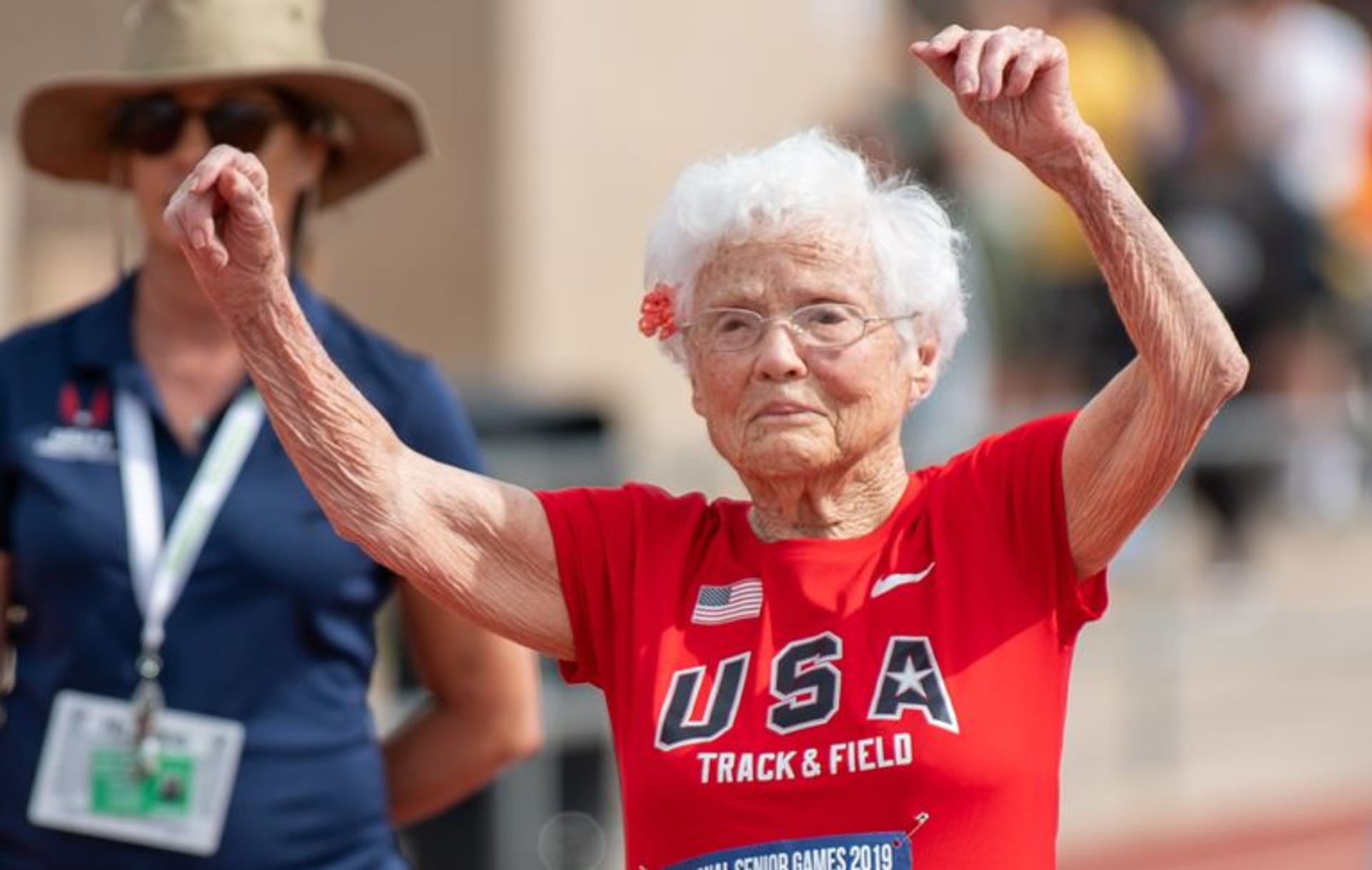 Běhající babička ohromuje svět: Ve 103 letech vyhrává závody a užívá si naplno života
