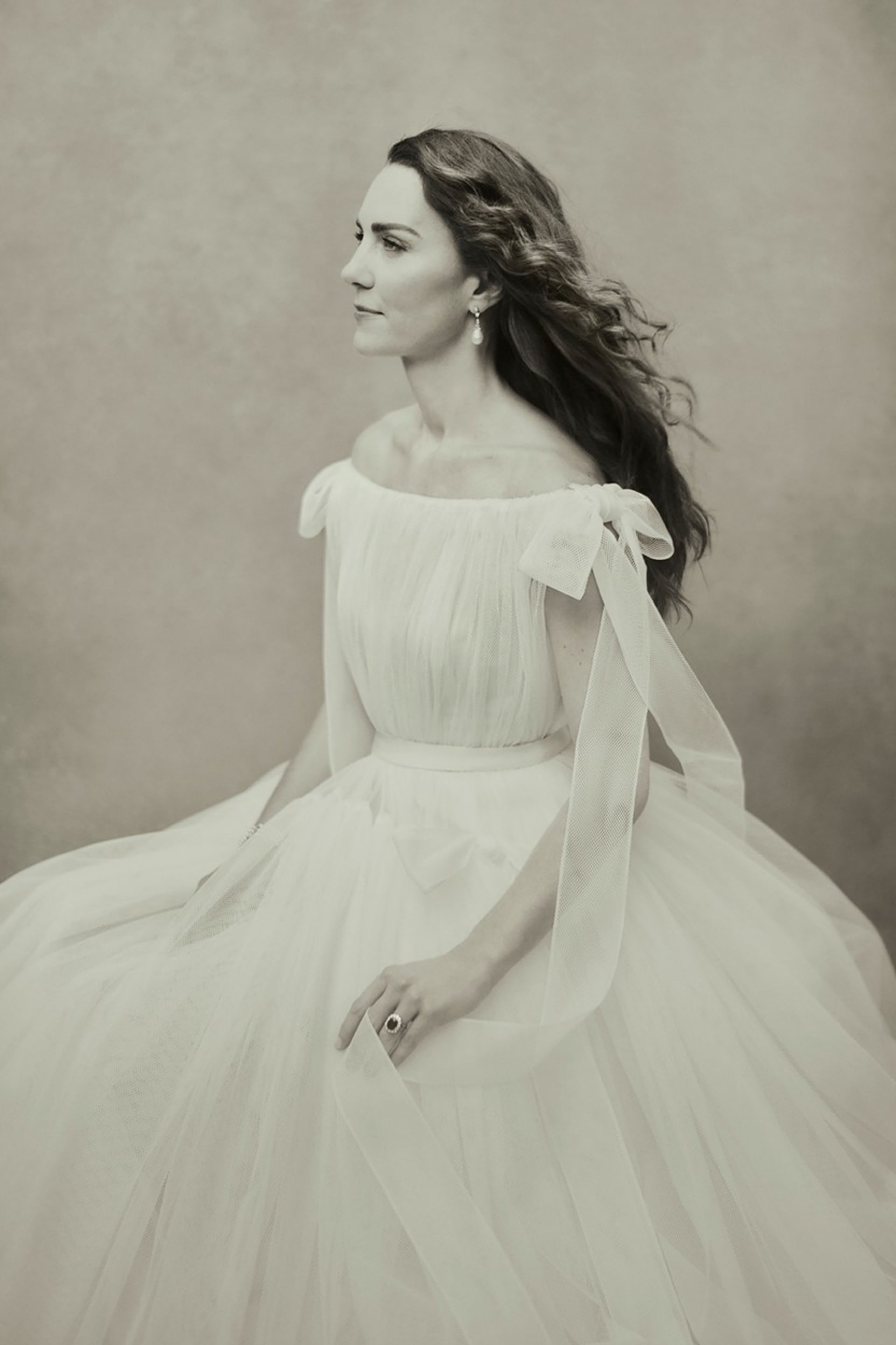 Jeden z nových portrétů Kate Middleton od módního fotografa Paola Roversiho