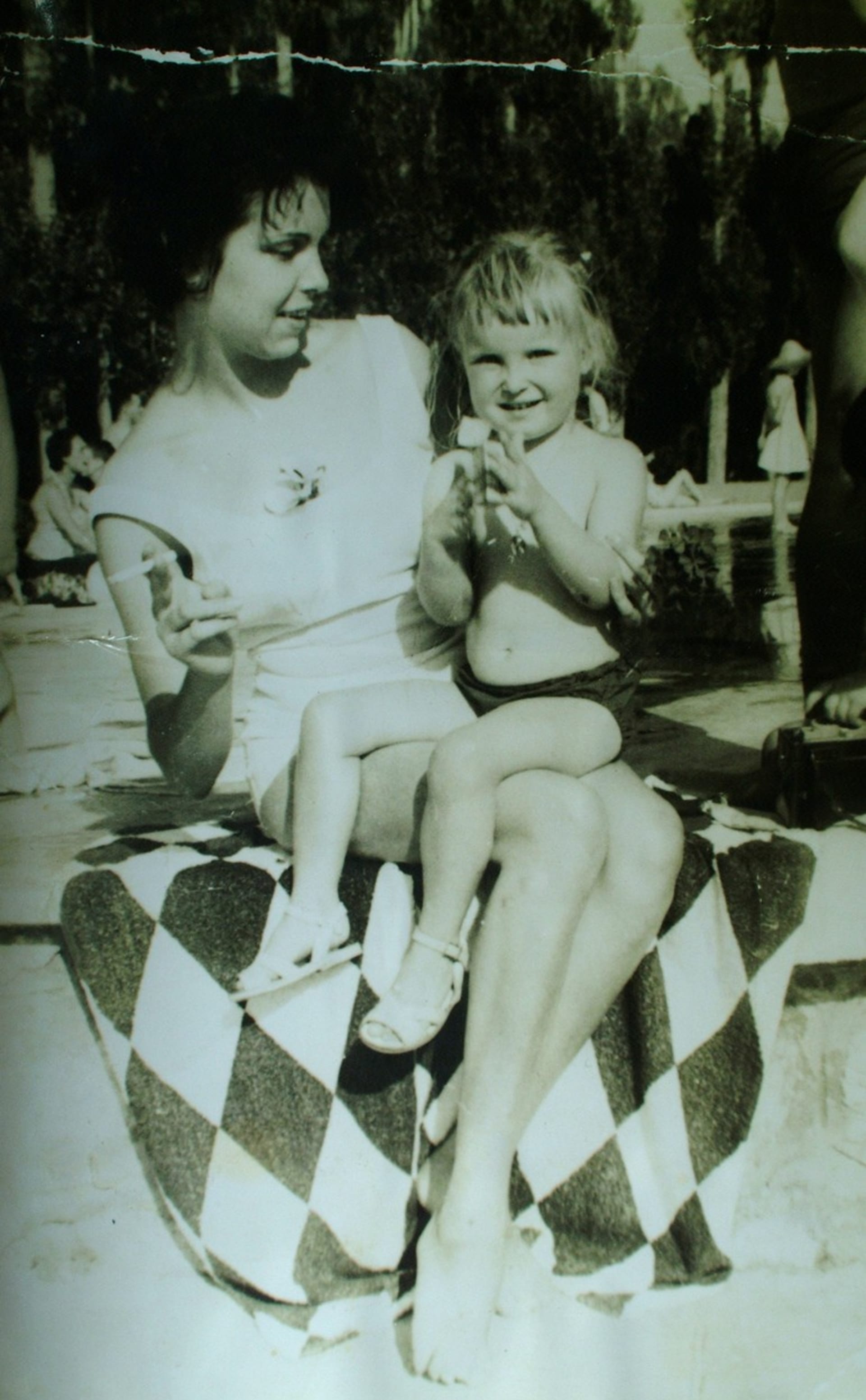 Chantal Poullain jako malá s maminkou.