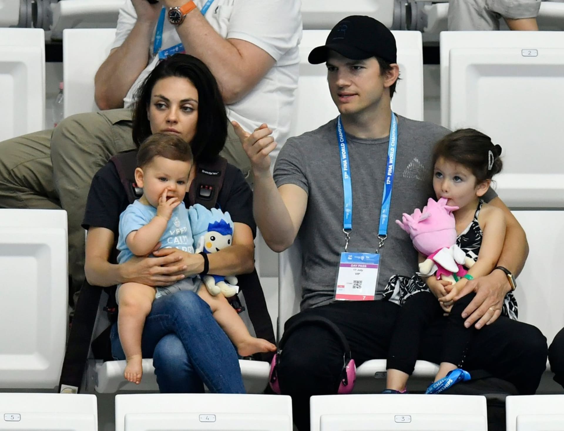 Mila Kunis a Ashton Kutcher se svými dvěma dětmi