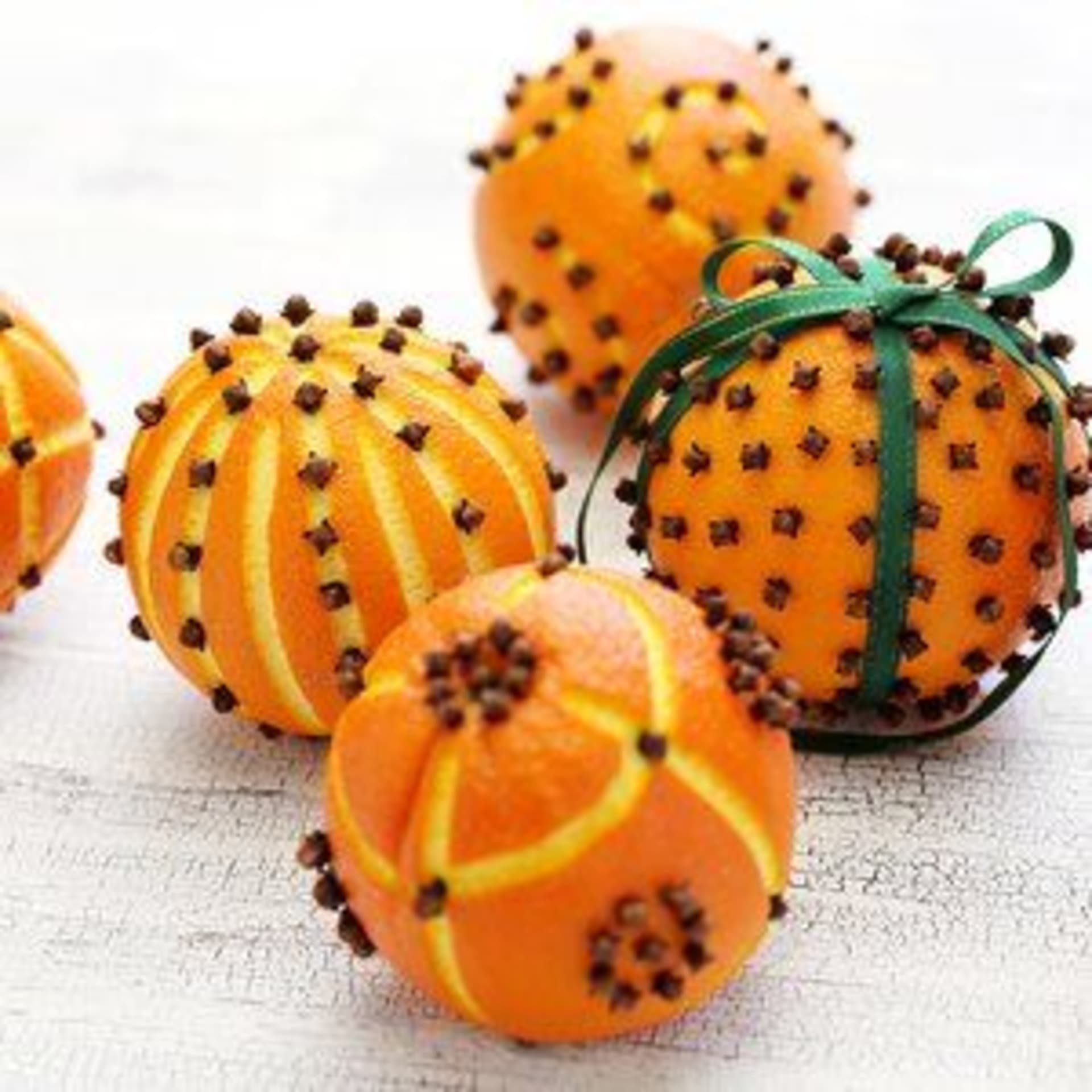 Z hřebíčků můžete na pomeranči tvořit různé ornamenty.