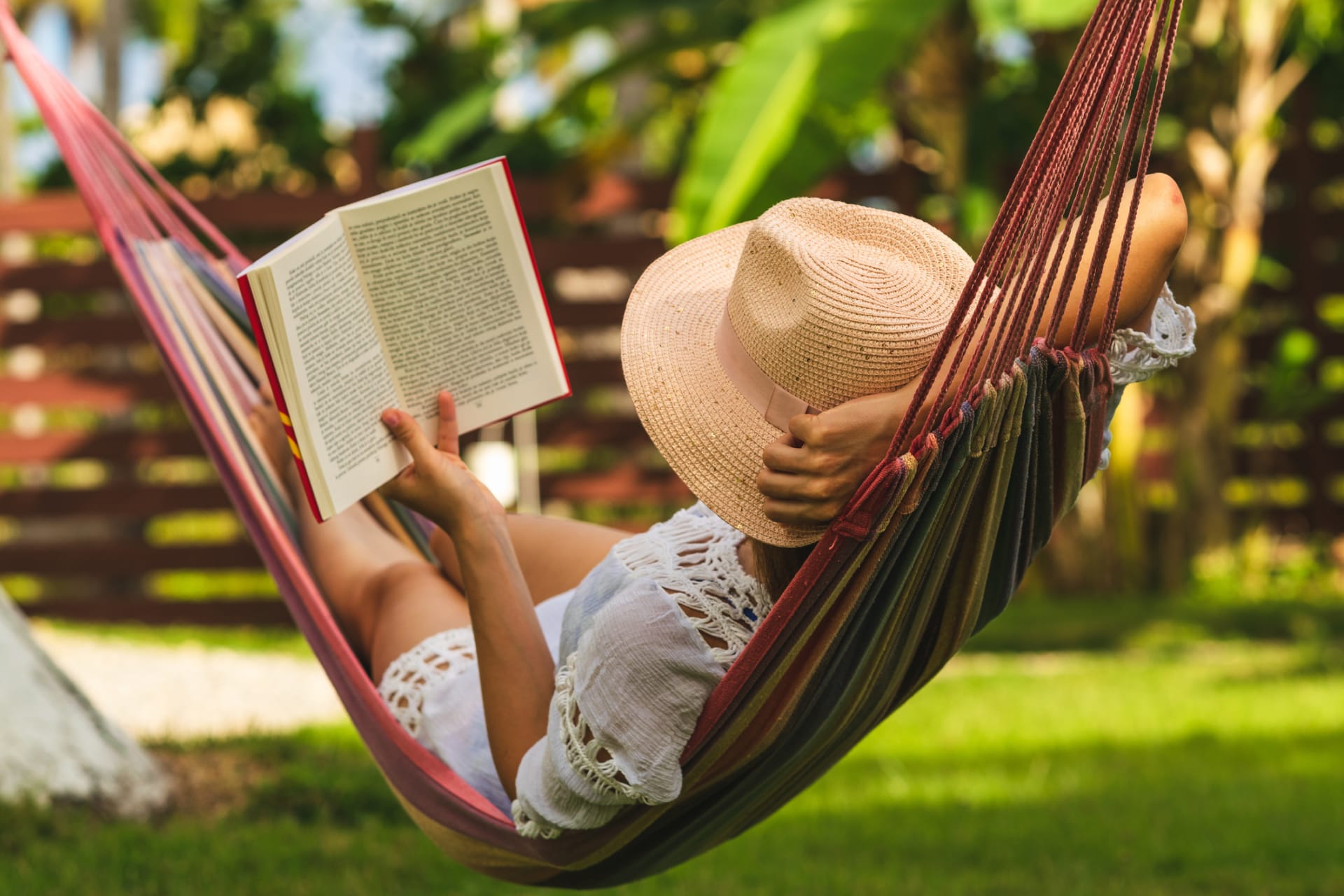 Letní čtení: Které knihy si letos přibalit na dovolenou?