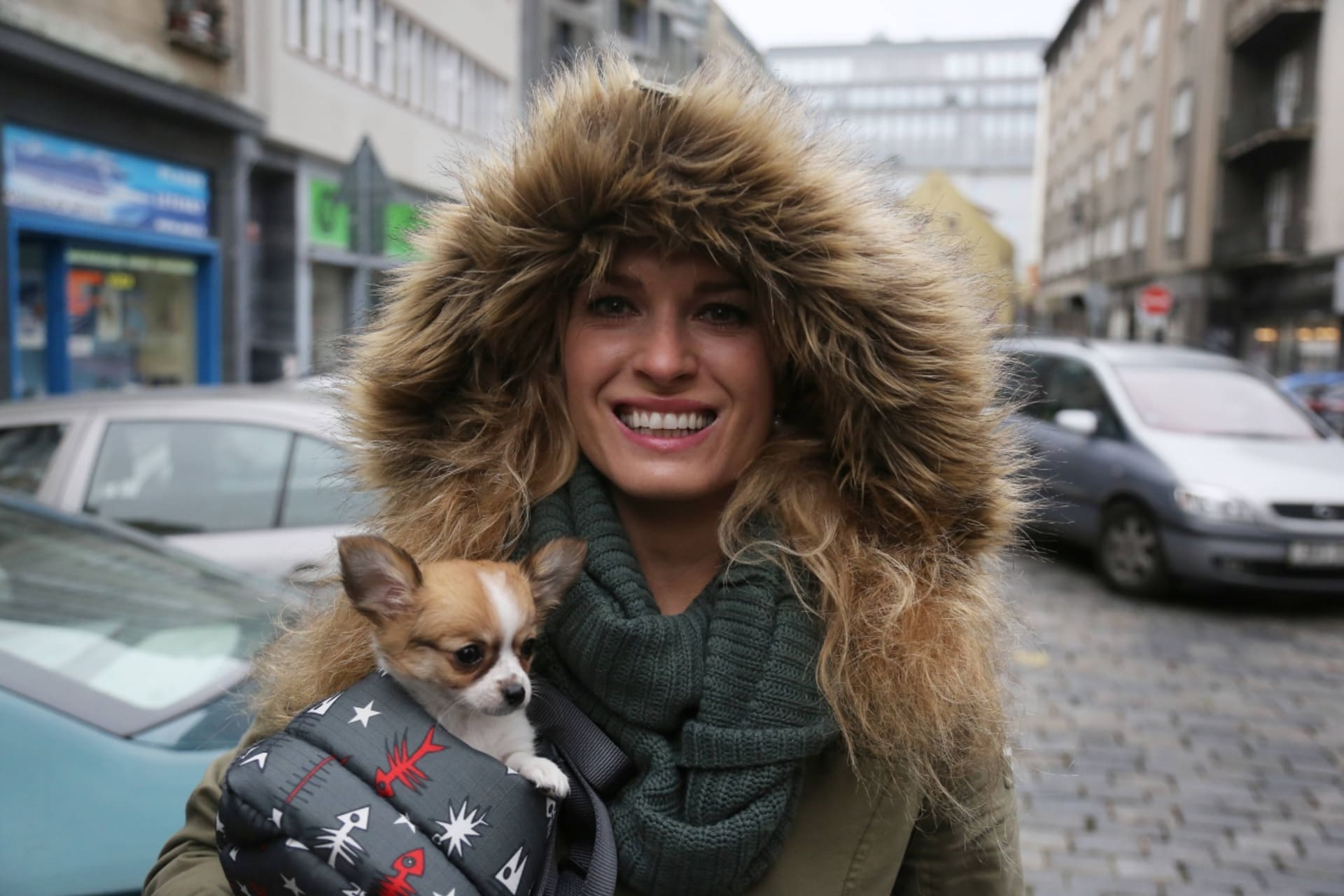 Olga Menzelová s čivavou Aničkou jdou nakupovat