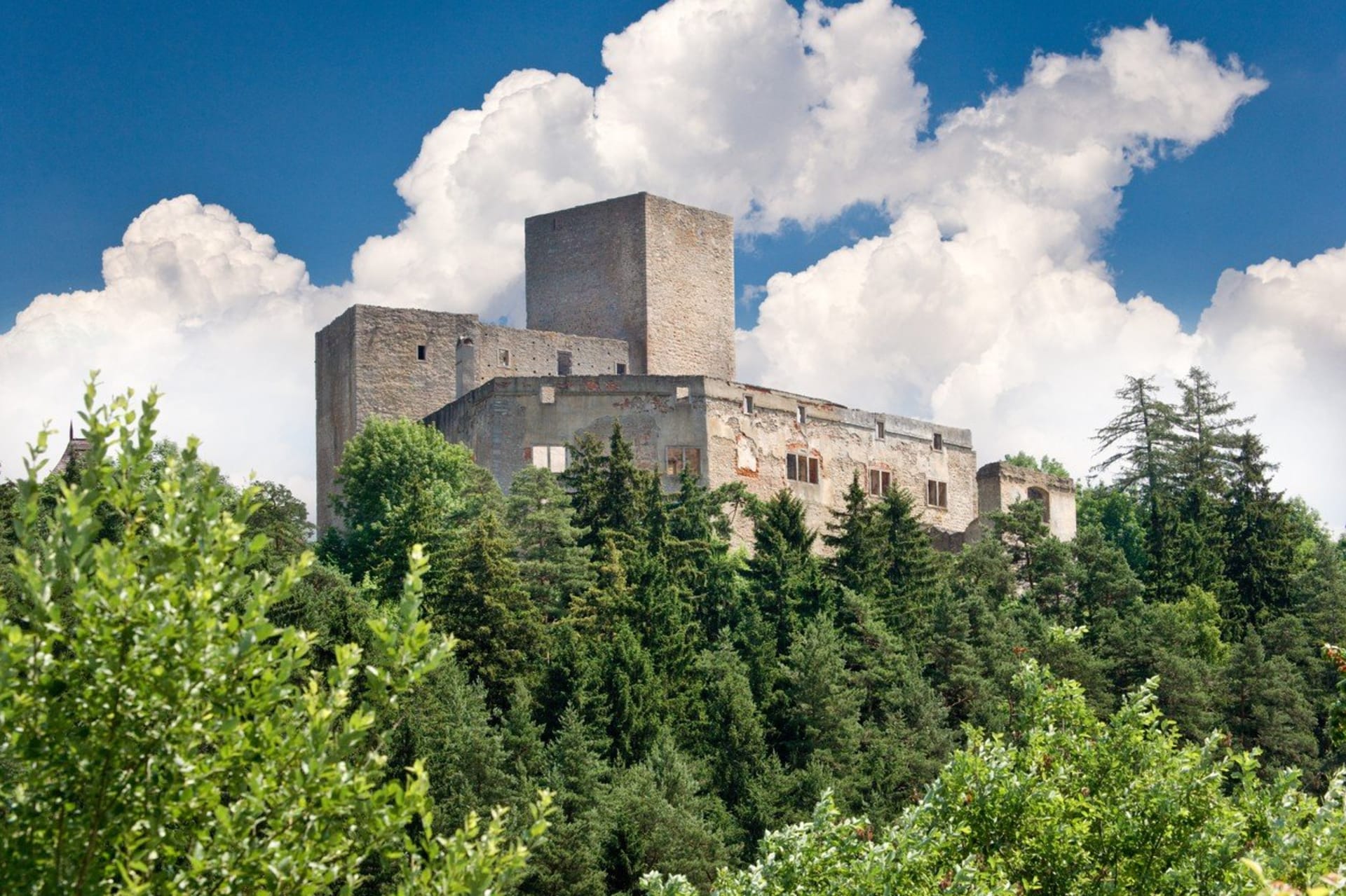 Tip na letní výlet: Tajemný hrad Landštejn je ideální cíl pro turisty, houbaře i cyklisty