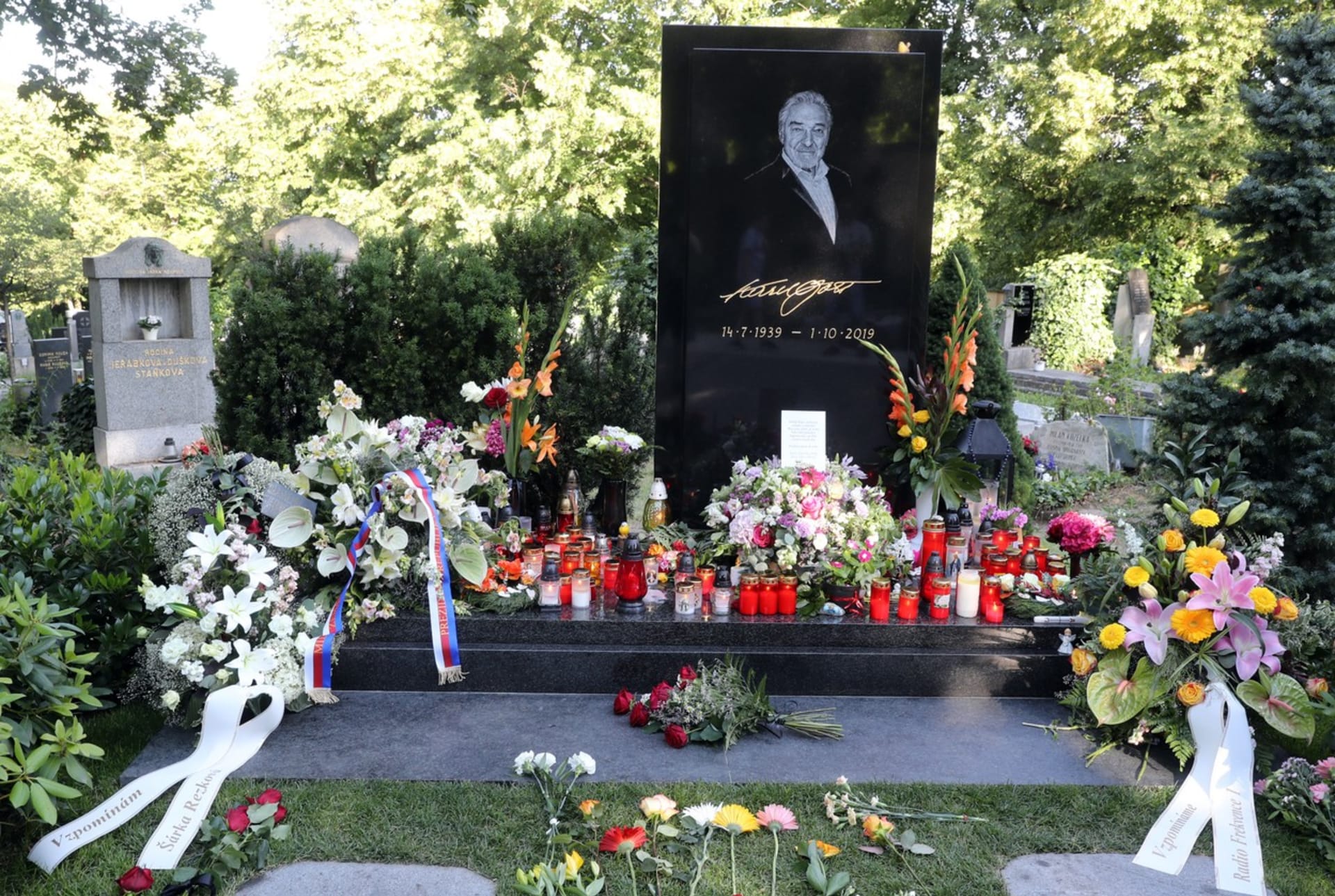 Hrob Karla Gotta na pražských Malvazinkách