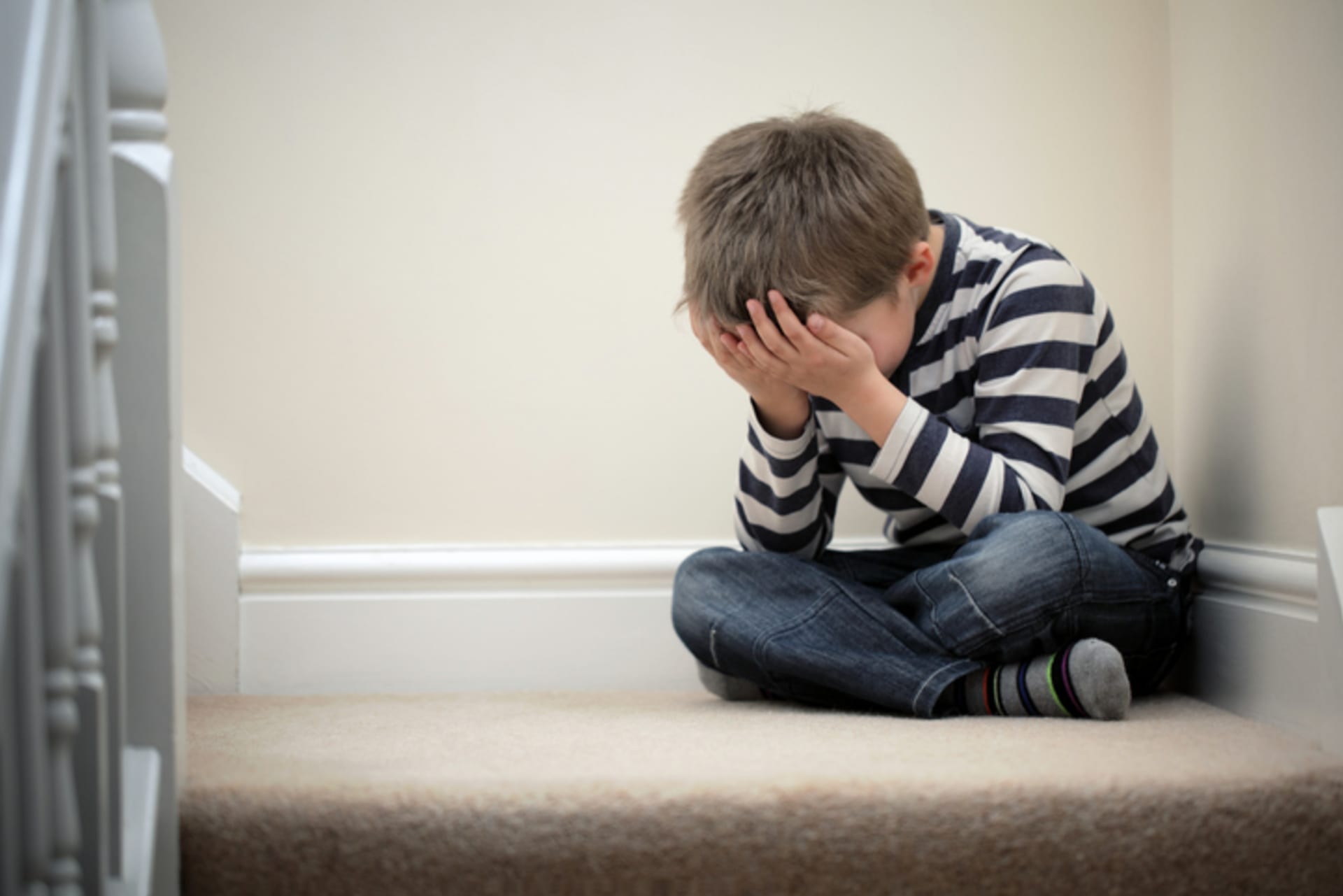 U malých dětí jsou kulatá záda často obranným reflexem. Třeba proti týrání.