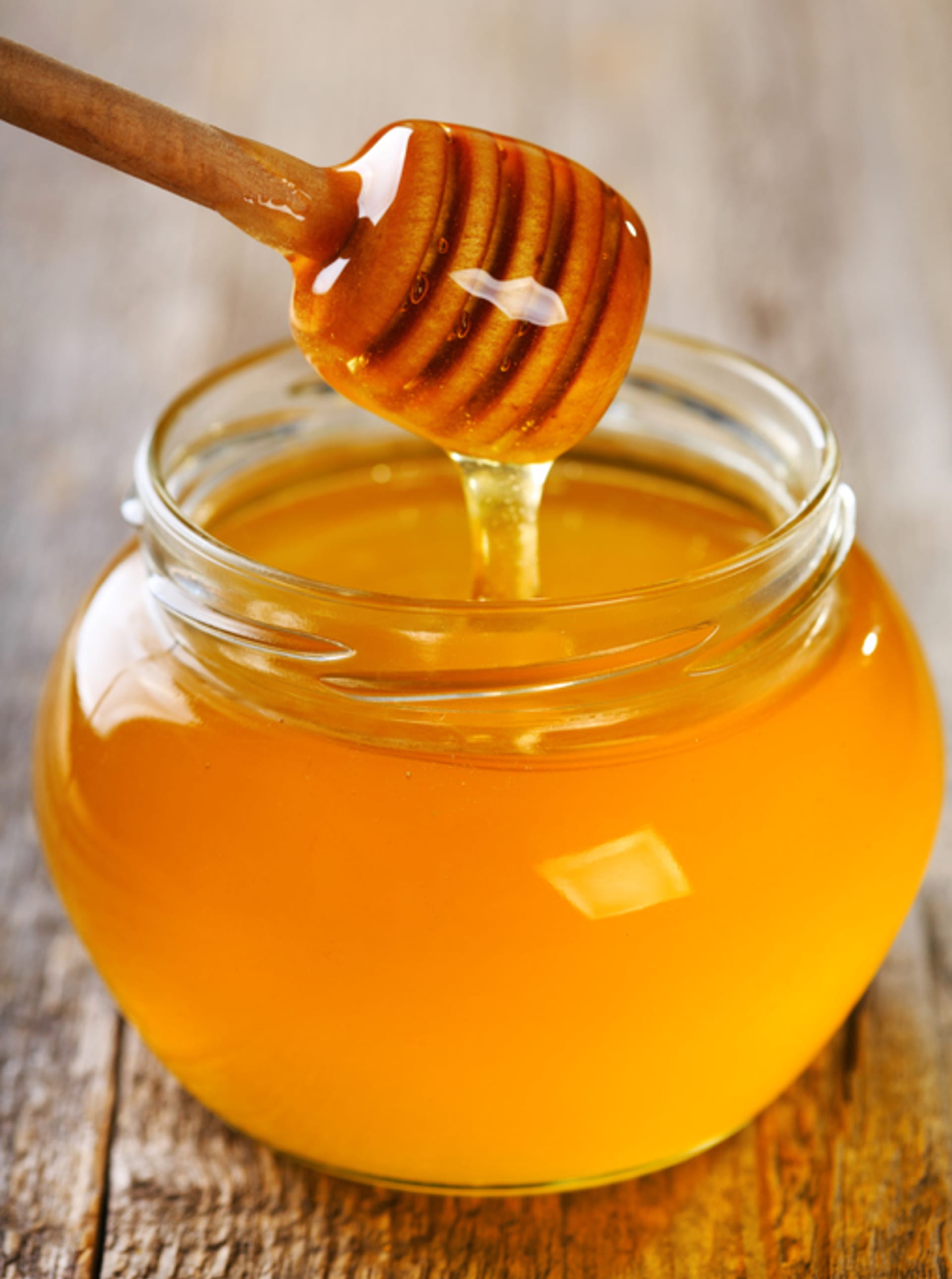 Tyto potraviny se vám prakticky nikdy nezkazí med