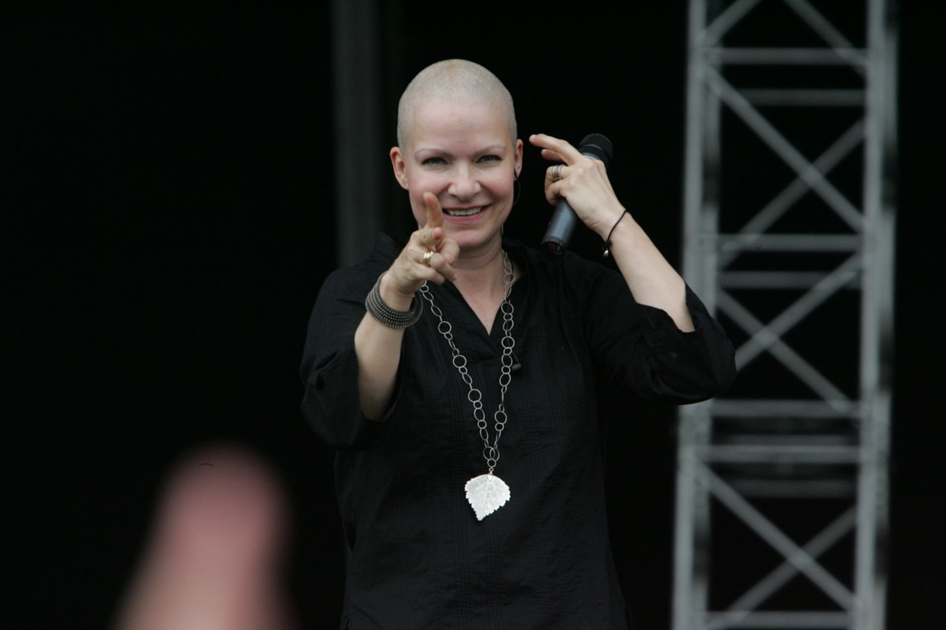 Anna K. na pódiu během první léčby rakoviny prsu v roce 2010