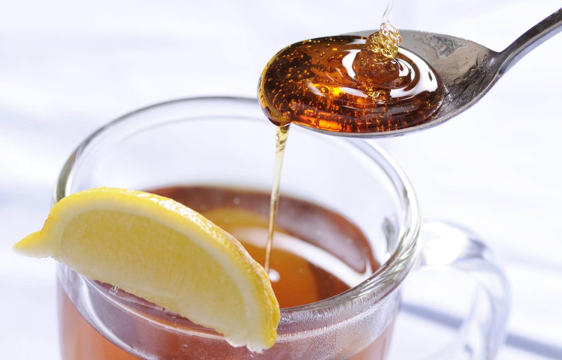 5 častých mýtů o medu: Vadí mu horký čaj a může se zkazit?