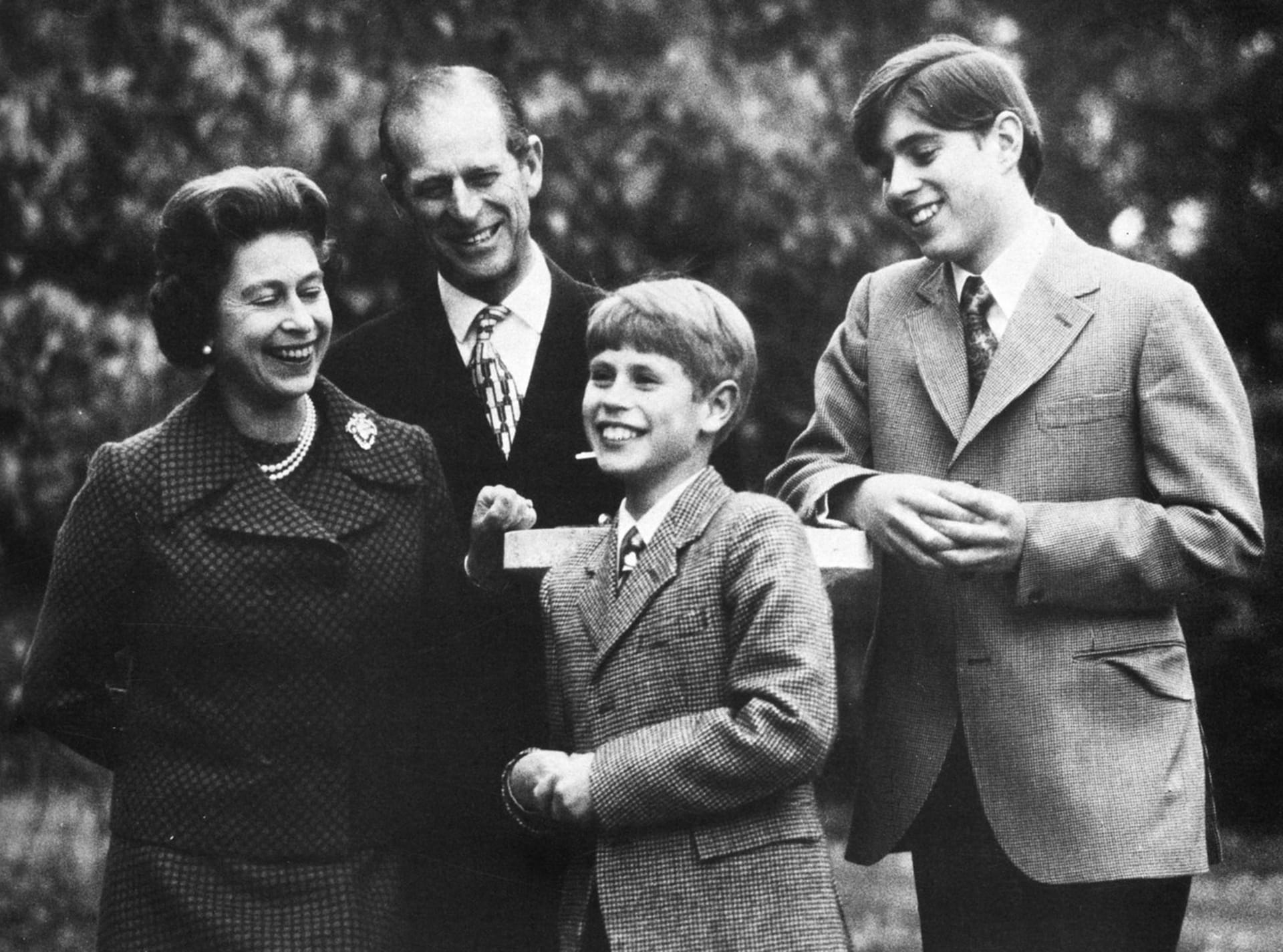 V roce 1977 s manželem Philipem a syna Andrewem a Edwardem