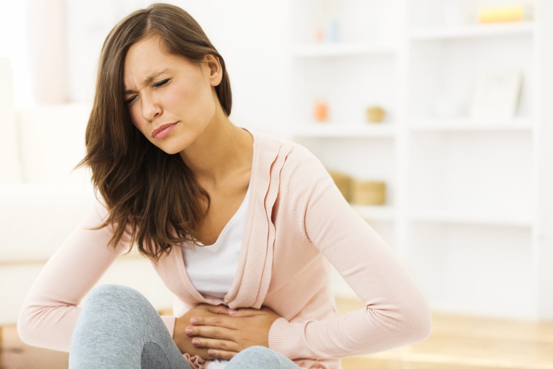 Bolest břicha: Co ji může způsobit a co vám rychle uleví?