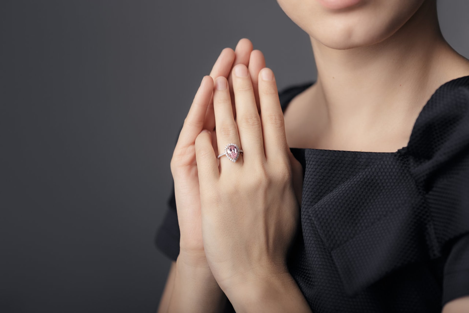 Ženy, které mají ukazováček přibližně stejně dlouhý jako prsteníček, mívají u mužů větší úspěch