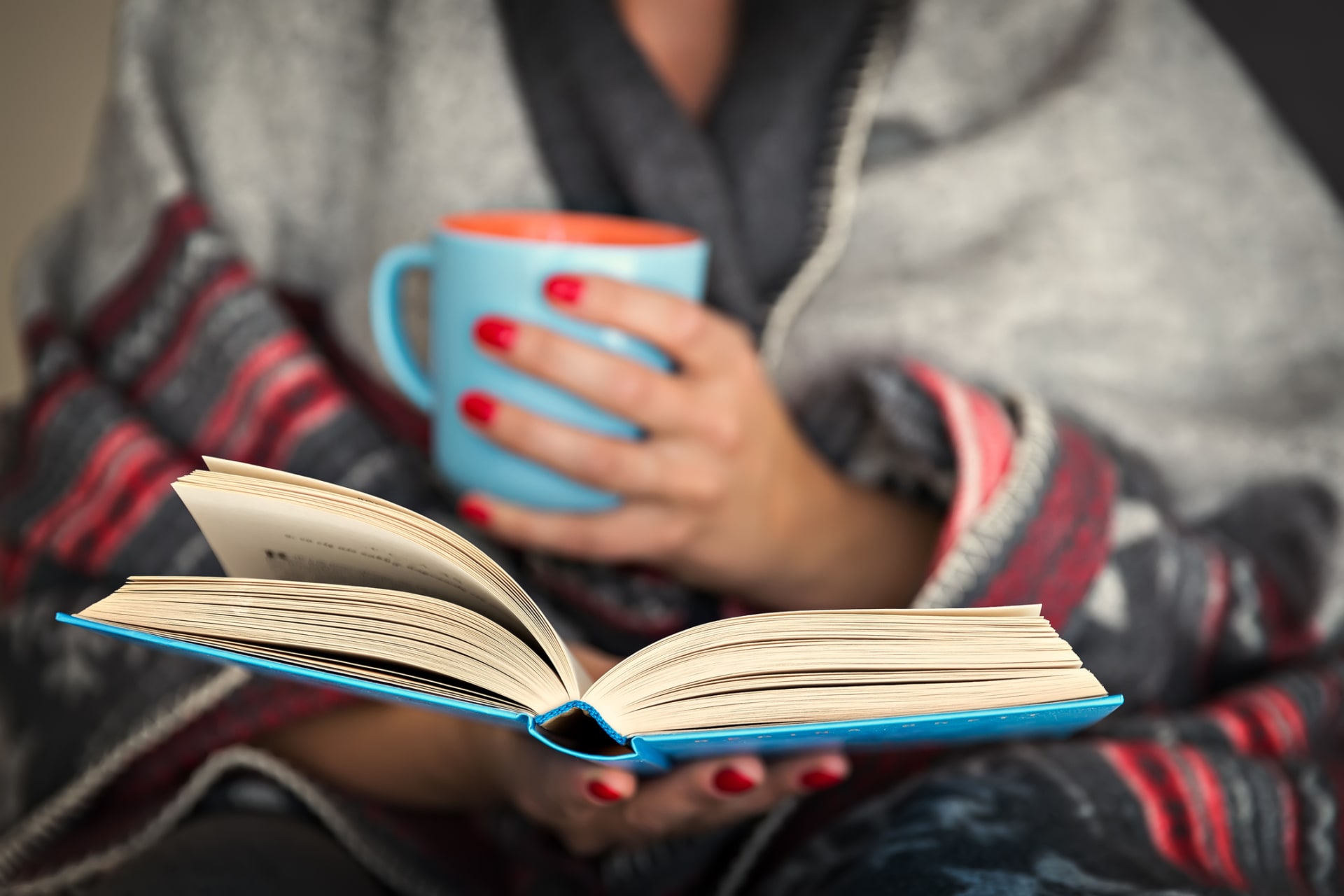 Co číst, když venku mrzne? Vyberte si z žebříčku nejprodávanějších knih loňského roku