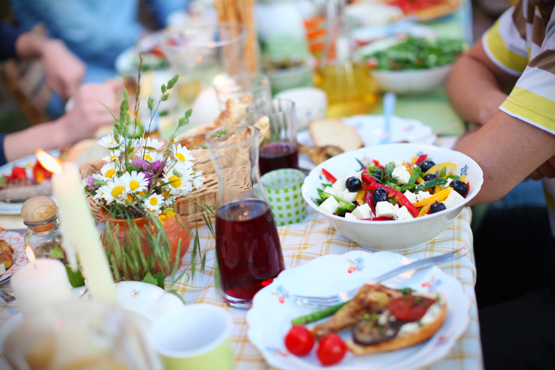 Léto plné chutí: Tipy, co připravit na piknik nebo rodinný výlet a co vařit na chalupě