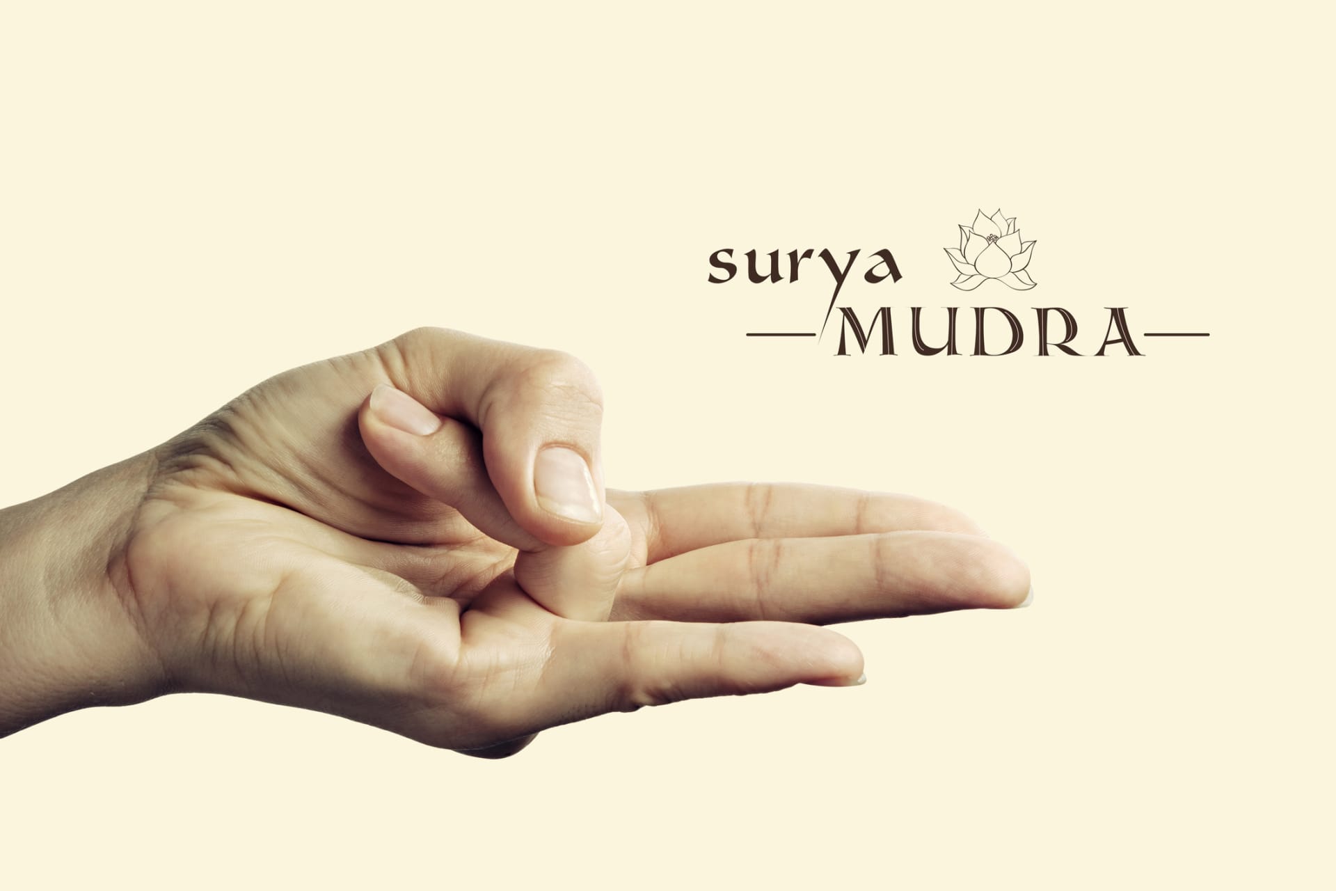 Surya Mudra pomáhá zmírnit stres a úzkost, stimuluje štítnou žlázu a zažívání a může i zmírnit přibývání na váze.