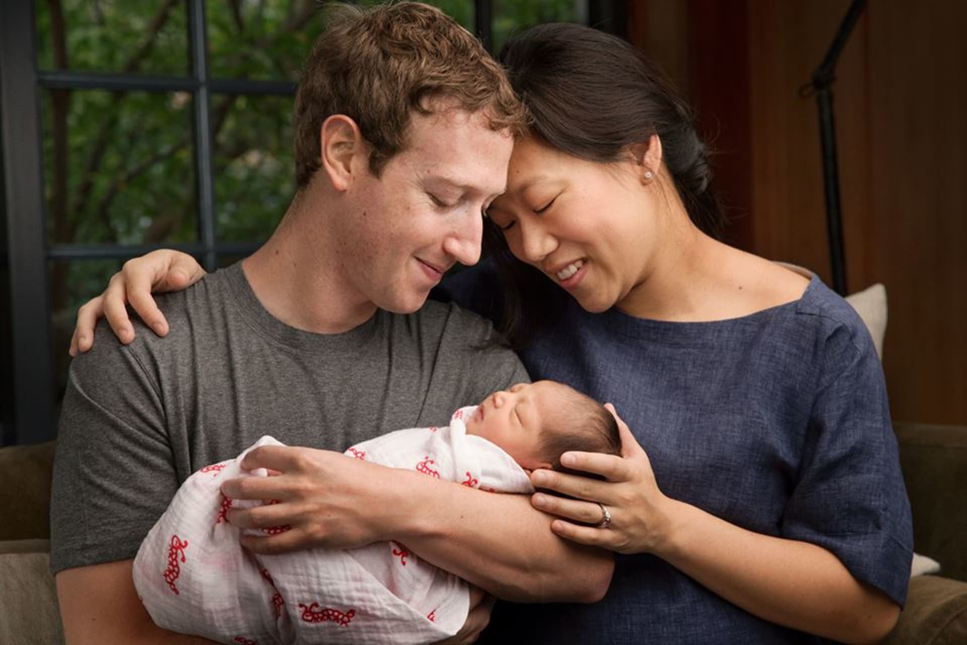 Zakladatel Facebooku Mark Zuckerberg s manželkou a prvním dítětem