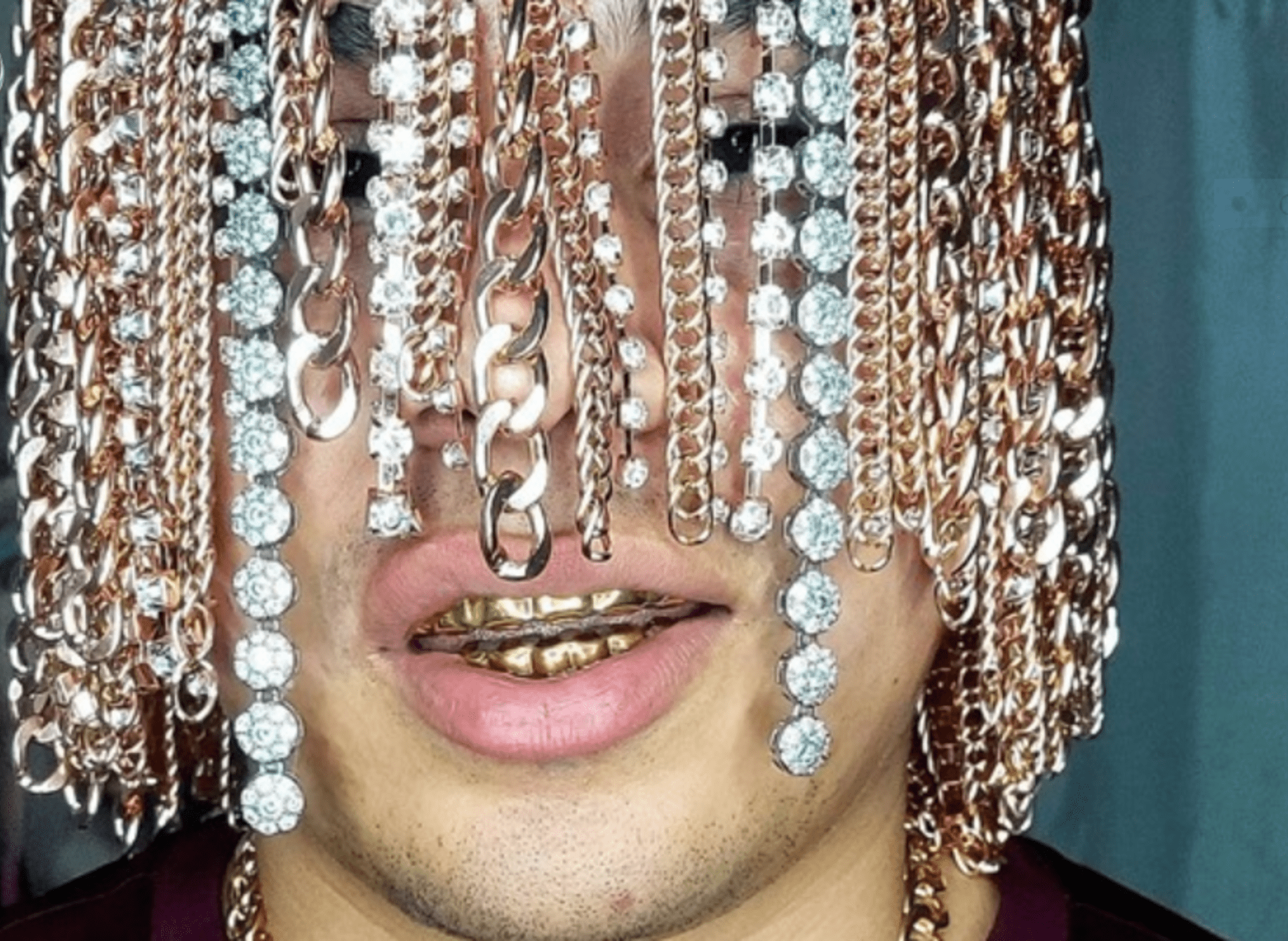 Mexicky rapper Dan Sur si nechal implantovat zlaté řetězy místo vlasů